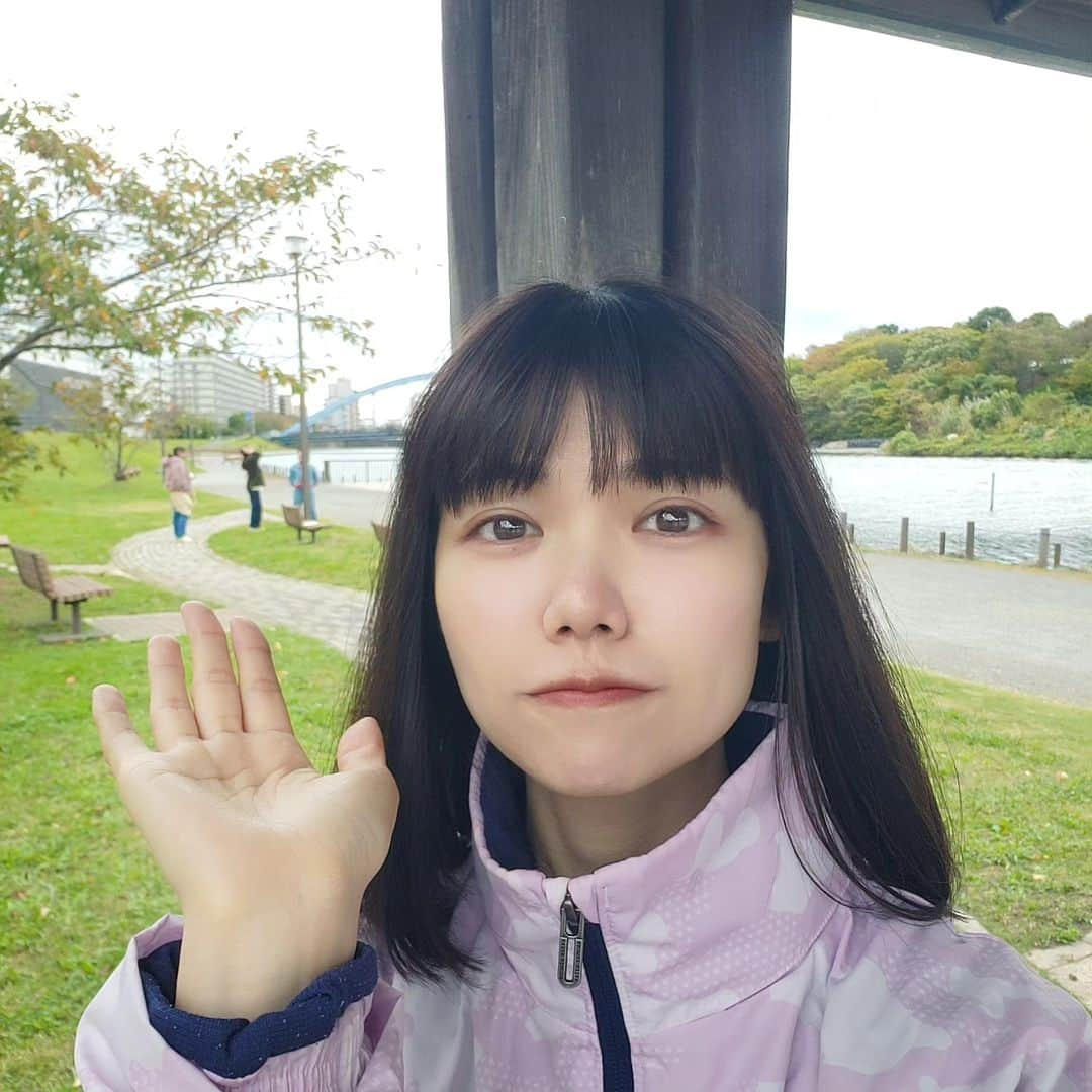 桜羽萌子さんのインスタグラム写真 - (桜羽萌子Instagram)「舞台「線香花火」 昨夜はパンフレットに記載する文言を無事提出し、今日は極寒且つ長丁場のビジュアル撮影が無事終了しました。 いや、本当に寒かった。ホッカイロ２枚貼りでは全然足りなかった。 帰って即刻湯船にクレイの入浴剤を入れて浸かりました。 今はぽかぽかのうとうとです。 明日は更に冷え込むらしいので皆さまあたたかくして週末をお楽しみください。 そしてパンフレットとブロマイドの完成もぜひお楽しみに。 私も明日の荒通し稽古楽しみます。」11月11日 19時07分 - tktkpengin