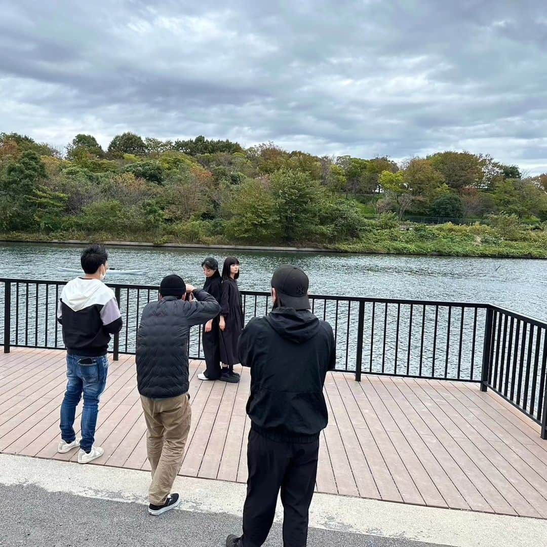 桜羽萌子さんのインスタグラム写真 - (桜羽萌子Instagram)「舞台「線香花火」 昨夜はパンフレットに記載する文言を無事提出し、今日は極寒且つ長丁場のビジュアル撮影が無事終了しました。 いや、本当に寒かった。ホッカイロ２枚貼りでは全然足りなかった。 帰って即刻湯船にクレイの入浴剤を入れて浸かりました。 今はぽかぽかのうとうとです。 明日は更に冷え込むらしいので皆さまあたたかくして週末をお楽しみください。 そしてパンフレットとブロマイドの完成もぜひお楽しみに。 私も明日の荒通し稽古楽しみます。」11月11日 19時07分 - tktkpengin