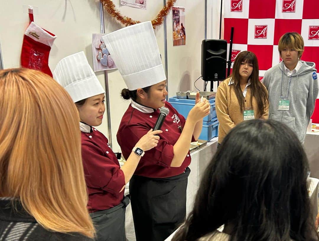 赤堀製菓専門学校さんのインスタグラム写真 - (赤堀製菓専門学校Instagram)「職業体験フェスタ❕ 11/10(金)と11/11(土)の2日間、滋慶学園合同の職業体験フェスタで体験授業を行いました！！ 東京ベルエポック製菓調理専門学校と合同で食分野のブースを出しました  🍪アイシングクッキー 🍳カップちらし寿司  を作りました！！ 来てくれた皆さんありがとうございました🥰  #赤堀製菓専門学校 #パティシエ #パティシエ科 #パティシエ実践科 #専門学校 #進路 #お菓子作り  #専門学生 #製菓実習 #製菓専門学校 #専門学生の日常 #プロを目指す #製菓 #将来の夢 #パティシエの卵 #お菓子作り好きな人と繋がりたい #スイーツ好きな人と繋がりたい #楽しい学校 #製菓学生 #お菓子作り記録 #ケーキ屋さん #パティシエカメラ部  #スイーツ作り #ウェディングケーキ #職業体験フェスタ #滋慶学園 #フェス」11月11日 19時08分 - akahoriseika