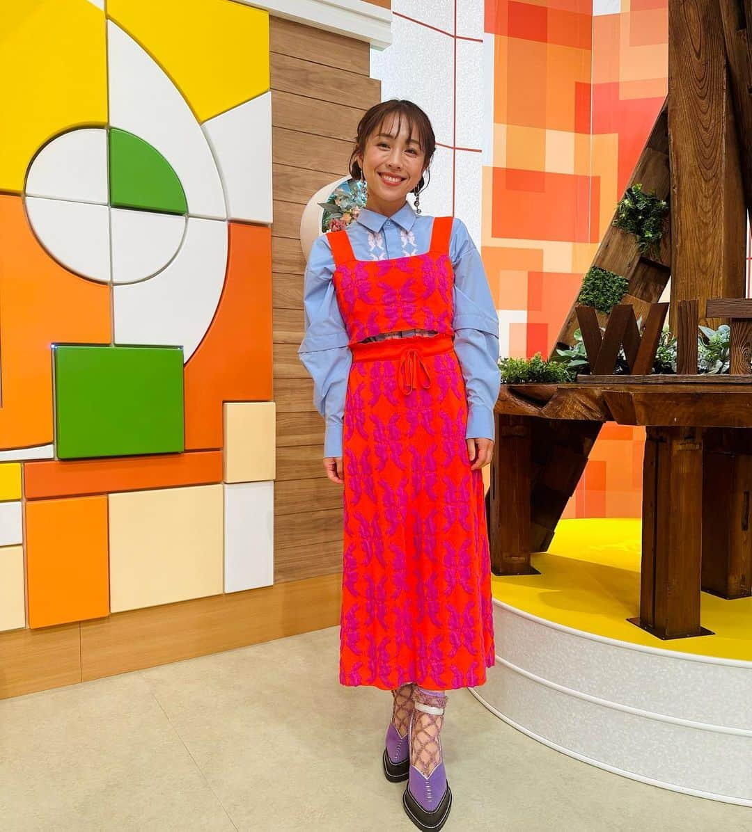 鈴木あきえのインスタグラム：「本日の TUF『WITH！』生放送☺︎ ありがとうございました🧡💚  毎度、WITH！のスタジオは美味しいモノに溢れてるのですが 今週はまさに❣️ #ハッピーベリー　さんの #ハッピーロール と、 大塩裏磐梯温泉の源泉から作られる山塩を使った、 #塩コーヒー  が とんでもなく美味しくて、、  生放送中に腰抜かしそうでした🫨  福島に来た際には、ぜひ🥹  そして #裏磐梯レイクリゾート も 私が行きたい温泉スポットリストに追加でございます🥹❤️📝  今週も観て下さった福島の皆さん♡ ありがとうございました🤭💛  衣装は  ・ブラウス＆ニットビスチェ＆スカート→moyan ecri @moyan_ecri_official  さんのです🐰」