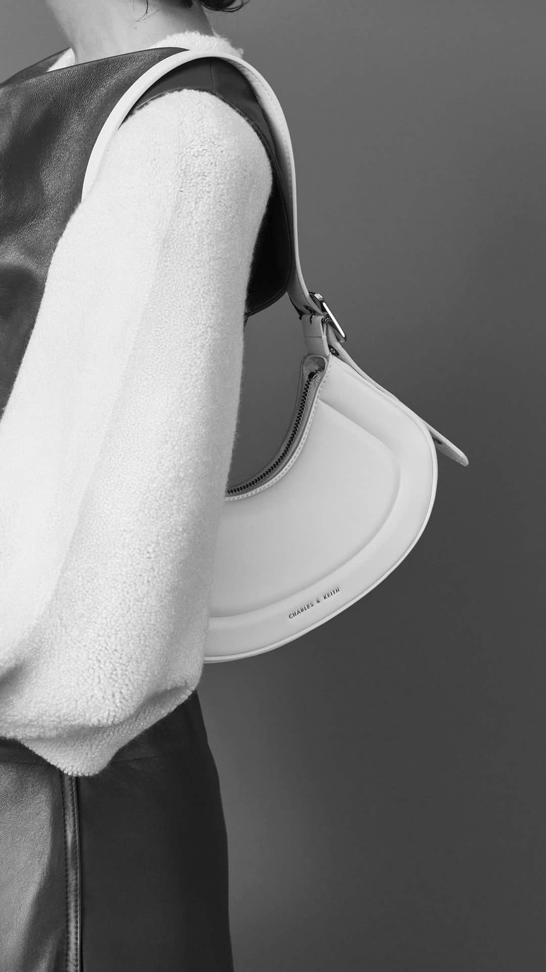 CHARLES & KEITH JAPAN CHARLES & KEITHのインスタグラム：「ミニマルなデザインと洗練されたシルエットがマッチしたシューズとバッグ。 曲線が美しいアイテムを合わせればよりモードなスタイルに。 ⁠ Pixie ピクシー プラットフォームミュール ⁠ (Article No. CK1-60280412)⁠ Petra ペトラ カーブショルダーバッグ ⁠ (Article No. CK2-20271258)⁠ ⁠ #CharlesKeithFW23 ⁠ #チャールズアンドキース」