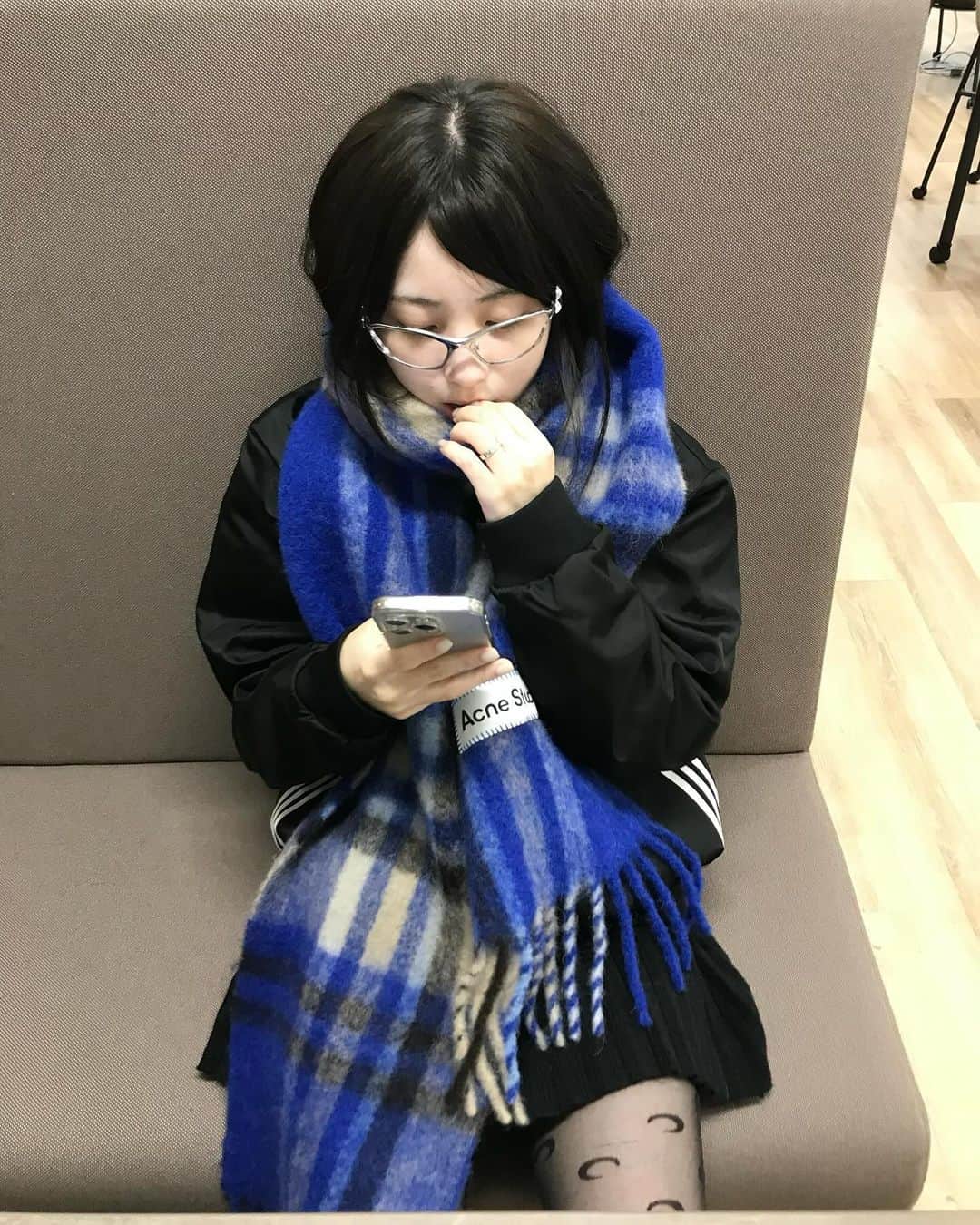 のインスタグラム：「メイクしてもらうまえにグミタイム  今日さむかったねえ (^._.^)、、、」