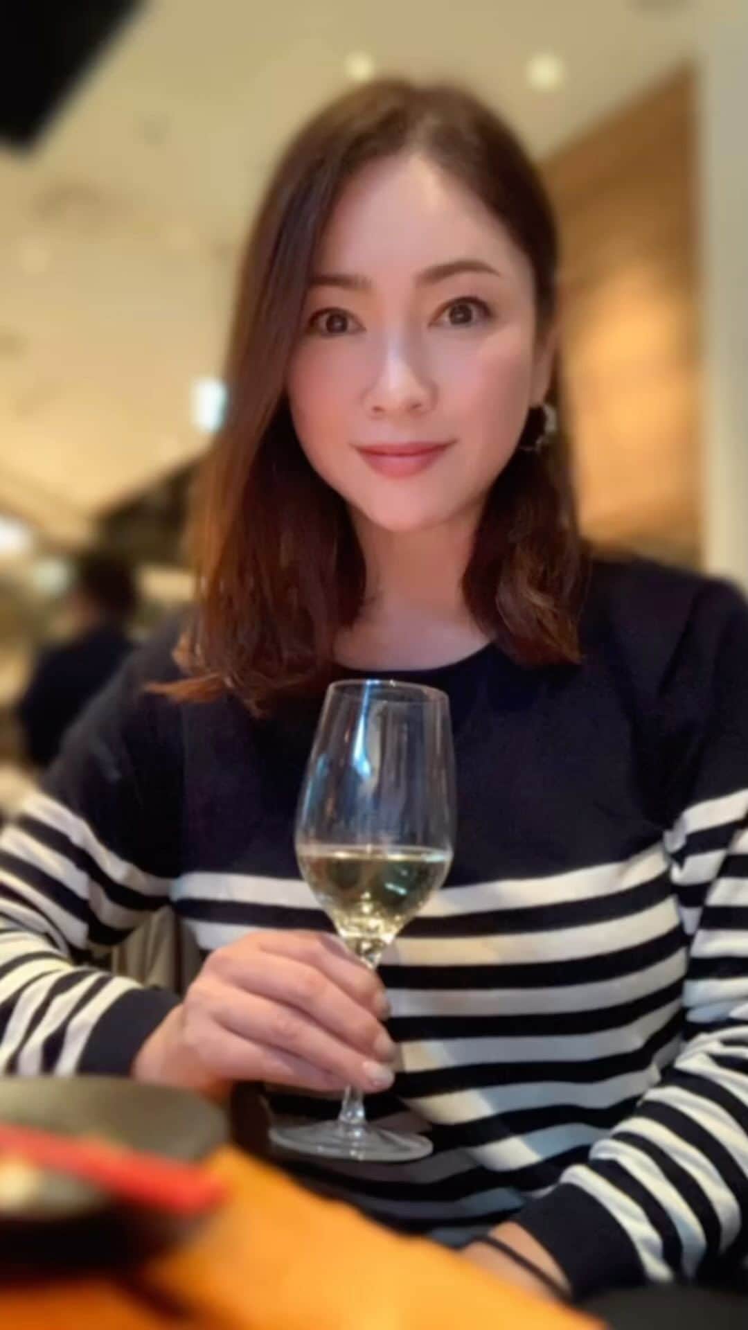 田中悦子のインスタグラム：「タイ料理もベトナム料理も大好きな人は ここオススメ❣️ 昼から飲んで食べて 美味しくて心地よくて ゆっくりできて 楽しくて… 最高ですね💕  大人のアジアンレストラン🍽️  #アジアンレストラン #gingergrassmodernthaivietonamese #ランチ #昼飲み #wine #winelover  #アラフィフ #大人女子」