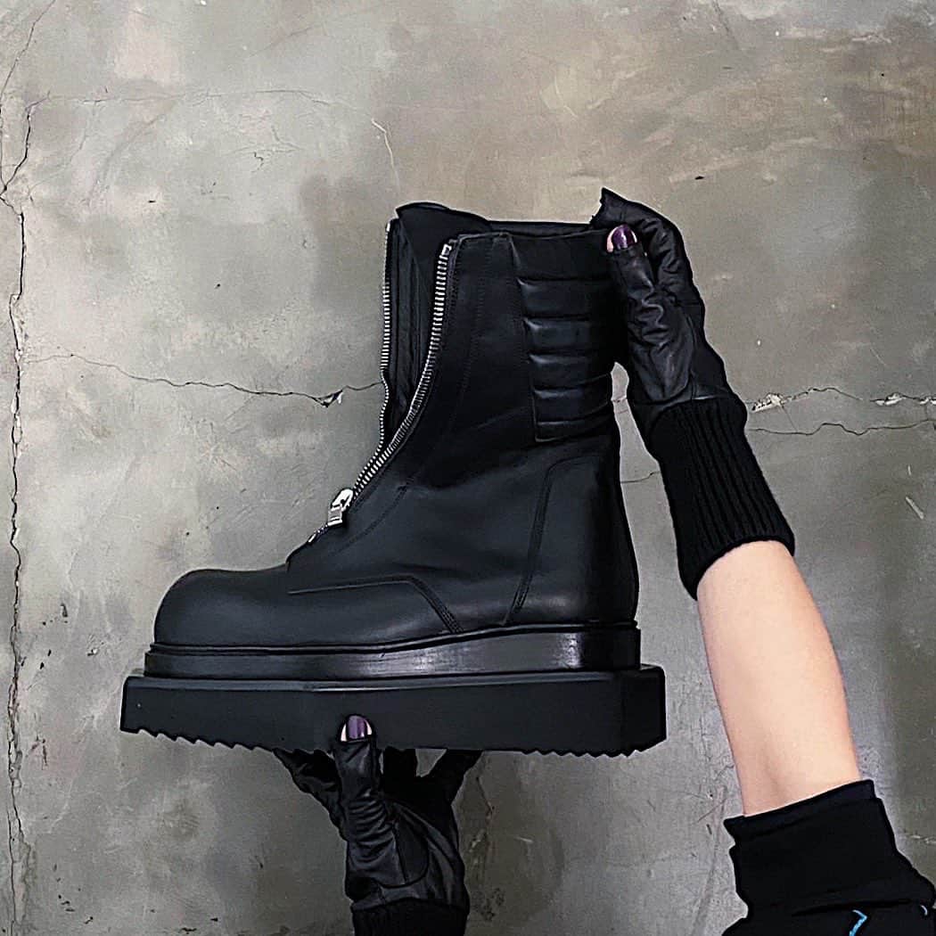 cherry worldwideのインスタグラム：「. Rick Owens  FW23 " ＬＵＸＯＲ™ . now available in-store & online . ⇒ " Moto cyclop " ⇒ " Short ribcuff gloves "」