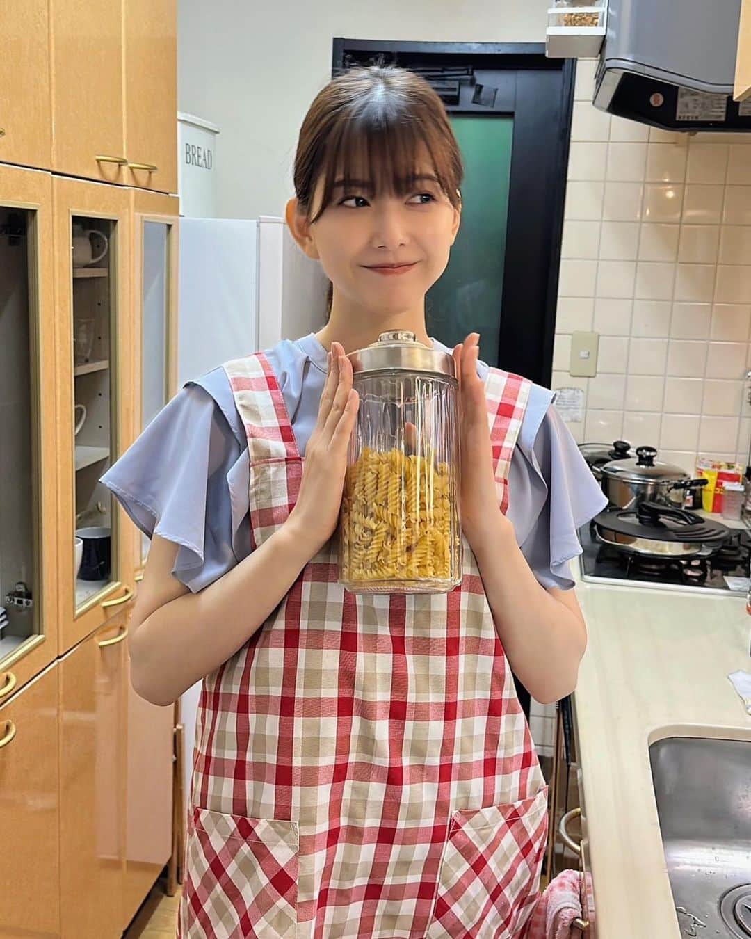 のインスタグラム：「. |◤#BFオフショット 📸◢|  エプロンも似合ってる沙奈🍳🖤 得意料理は…マカロニ❔💭  #TVer 1〜3･最新話見逃し配信中📡 プロフィールのURLからお楽しみください💖  #渡邉理佐 #ブラックファミリア #第7話11月16日木曜よる11時59分」