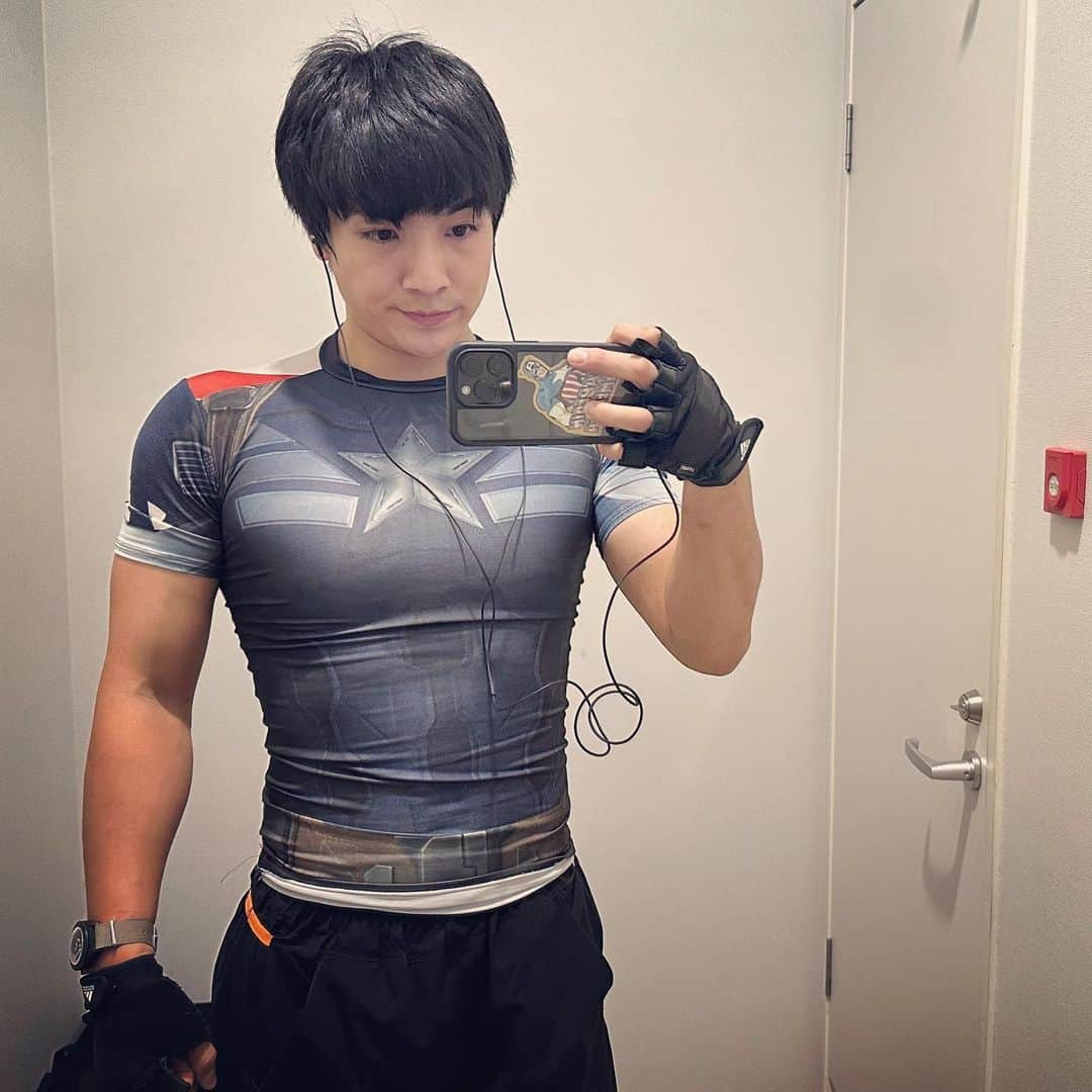 本田剛文のインスタグラム：「一番テンション上がるトレーニングウェアはこちら！  #キャプテンアメリカ #CaptainAmerica #underarmour #トレーニング #ジム #ボイメン #本田剛文」