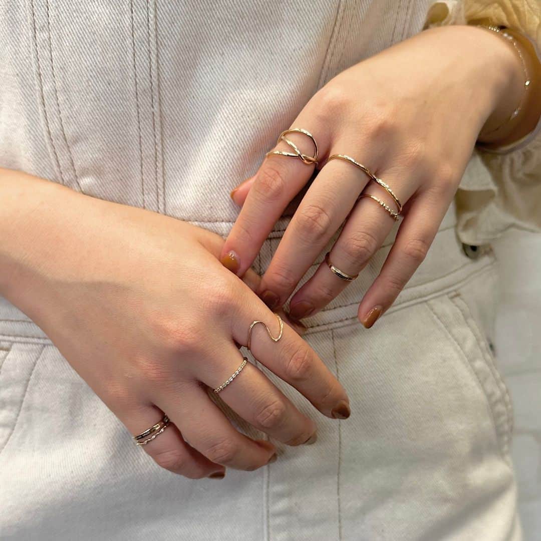 nojess_officialのインスタグラム：「【staff coordinate】 人気のリングを使ったコーディネートをご紹介！ 華奢なラインで動きのあるデザインが全体に抜け感を与えてくれます。 ダイヤモンドをプラスすることでカジュアル過ぎない大人な印象に。 まとまりのあるコーディネートの完成です！  #nojess #accessories #jewelry #ring  #ノジェス #アクセサリー #ジュエリー #リング  #マイノジェス #ご褒美ジュエリー #自分ご褒美 #華奢ジュエリー  #ゴールドジュエリー #ダイヤモンド」