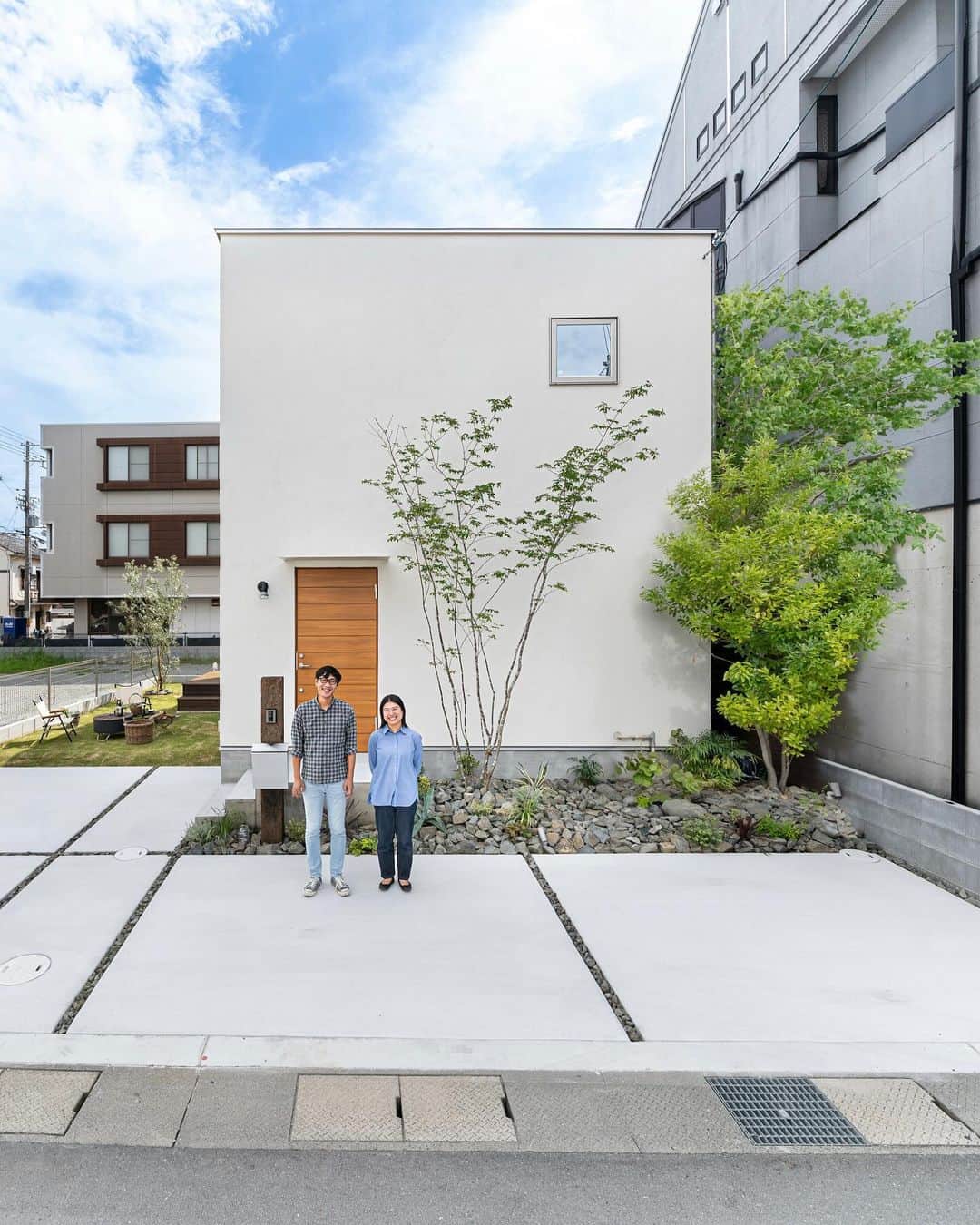 D'S STYLEのインスタグラム：「. 兵庫県　姫路市に  姫路 Funpモデルハウスが 誕生しました。 . コンセプトはアウトドアもインドアも 自由に暮らしをタノシムモデルハウス  2つの子ども部屋と寝室で 程よいプライベート感を確保しつつも 開放感たっぷりの光を感じられる家。  シンプルでベーシックな家具で 実際の生活イメージがしやすいスタイルに コーディネートしました。 .  家をおしゃれに住みこなそう そう着こなしと同じように ———————— ☞ more… @dsstyle ———————— https://www.d-s-style.com . 🍟D’S STYLEのサブアカウント ーオーナーの住みこなし紹介ー こちら☞@ds_picks . 🚪青葉台モデルハウス特設アカウント ☞  @dsstyle_aobadai_ ☞  @dsstyle_aobadai_funp . 🚪豊中モデルハウス特設アカウント ☞  @dsstyle_toyonaka . ☞  @dsstyle_toyonaka_funp . 🚪加古川モデルハウス特設アカウント ☞  @dsstyle_kakogawa  ☞  @dsstyle_kakogawa.funp . 🚪愛知 CBCモデルハウス特設アカウント ☞  @dsstyle_aichi_cbc ☞  @dsstyle_aichi_cbc_funp  . 🌵D’S STYLEのLINE公式アカウント こちら☞ @dsstyle_line . #dsstyle #ds #ディーズ #ディーズスタイル #新築一戸建て #こだわりの家 #家づくり #土間のある家 #塗り壁 #暮らしを楽しむ家づくり #塗り壁の家 #無垢床の家 #家を建てる #住まい #個性的な家 #土間のある暮らし #空 #外観 #植栽 #外観デザイン #外構デザイン #モデルハウス」