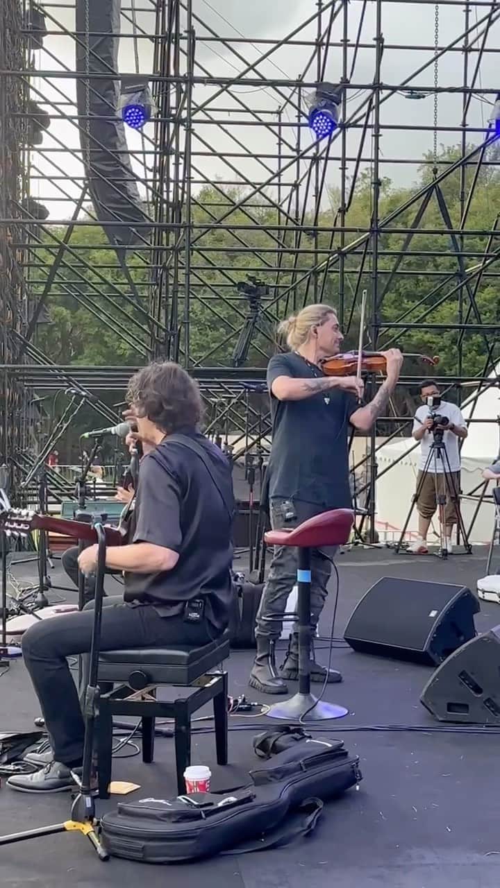 デイヴィッド・ギャレットのインスタグラム：「Rehearsal in Shenzhen 🎻🎸 @conradvanalphen  @franckvanderheijden  @rogiervanwegberg  @sinfoniarotterdam   #davidgarrett #openair #stage #iconic #worldtour #besttimes #violinist #guitarist #orchestra」