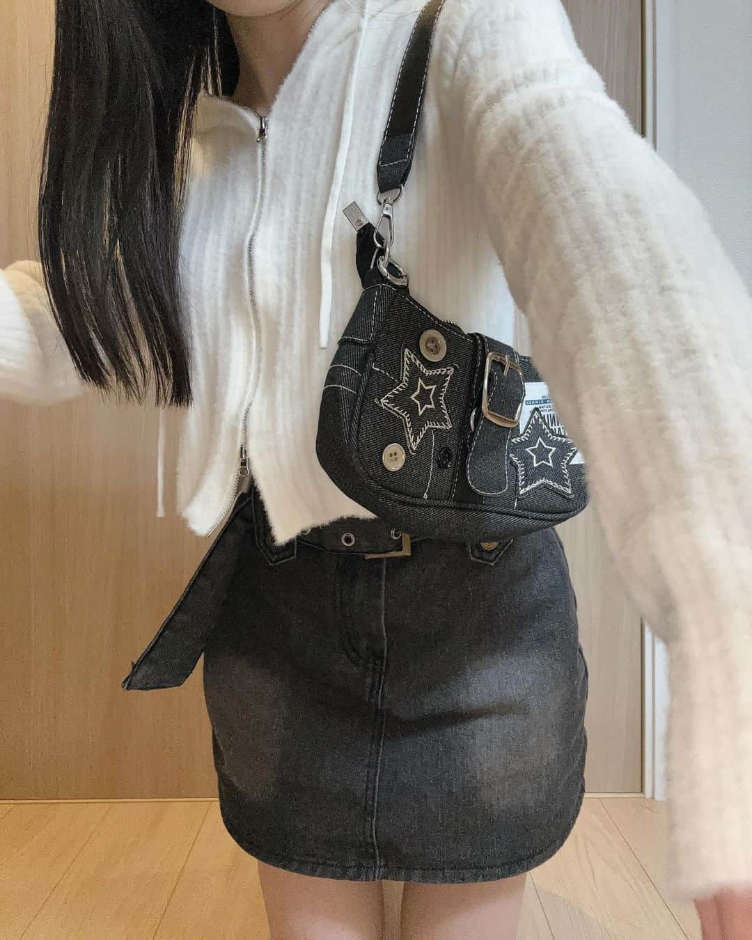 すなずりかりんさんのインスタグラム写真 - (すなずりかりんInstagram)「SHEINで秋コーデ組んでみた🍁  試すたび、好きが見つかる。届くたび、好きが増えてく。  クーポンコード ｢BFPJP302」 合計購入金額が6000円未満だと15%オフ、6000円以上だと20%オフになるクーポン発行していただいたのでよかったら使ってみてね〜！  《トップス》 商品ID  23051215  サイズ  M  《スカート》 商品ID  14637586 サイズ  M カラー ダークグレー  《ハンドバッグ》 商品ID  21101045   @shein_japan  #SHEIN #SHEINforAll #SHEIN1111sale #SHEINGoodFinds #loveshein  #saveinstyle #PR」11月11日 19時14分 - sunazurisuki_