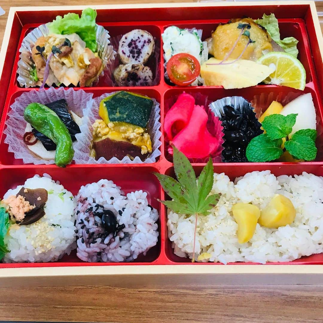 尾木直樹さんのインスタグラム写真 - (尾木直樹Instagram)「バラエティーに富んだヘルシーお弁当🍱食べて､満席の講演会で熱弁！！尾木ママの大好きなピンクのカーネーションいただきましたよ〜(^.^) ｰ  #福井県福井市#素敵な県です福井県 #福祉協議会#子ども食堂#地域の居場所づくり #尾木ママ#応援#こども基本法 #子ども真ん中」11月11日 19時15分 - oginaoki_ogimama