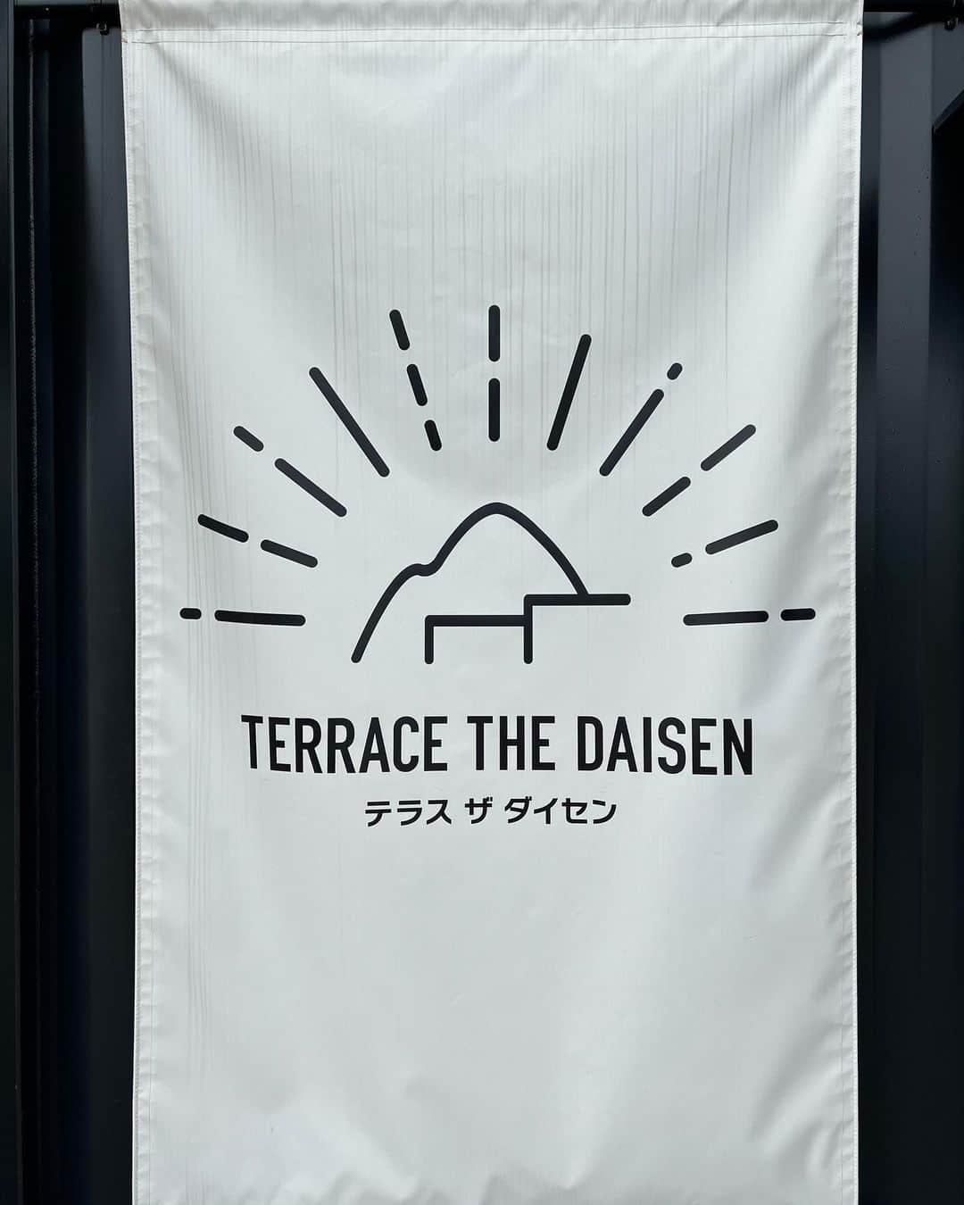 みき みーやんさんのインスタグラム写真 - (みき みーやんInstagram)「長すぎるwww🤣 . テラスザダイセン @terrace_the_daisen  . 大山ハムの直売所でハムやソーセージなど お安く買えるから手土産にもピッタリ♡ （ハムめっちゃ美味しいからぜひ食べてみてー！） . そして大山が目の前に見えるこの場所で ホットドッグやドリンクがいただけるんだけど 超ロングソーセージが想像以上に長くてびっくり🤣💕 . 何人かでわけわけしながら食べるのがおすすめ🤣💕 . . #PR#とっとり旅#鳥取 #鳥取旅行 #鳥取グルメ#tottori #夏休み#とっとり #Japantrip#フリーモデル #グルメ女子#インスタ映え#映えランチ#鳥取観光#Japantravel#撮影風景#撮影の裏側#モデル#撮影モデル#山陰地方#グルメ旅#関西モデル#パンツコーデ#プチプラ#プチプラコーデ#テラスザダイセン#大山ワンダー#鳥取観光#鳥取旅行#大山山麓日野川流域#西伯郡#みーやんトラベル鳥取」11月11日 19時15分 - mi_yan0101