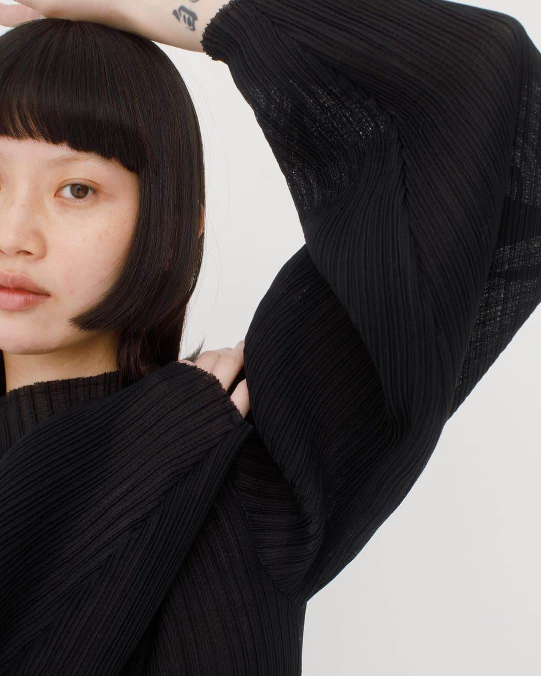 leinwande_officialのインスタグラム：「ㅤㅤㅤㅤㅤㅤㅤㅤㅤㅤㅤㅤㅤㅤㅤㅤㅤㅤㅤㅤㅤㅤㅤㅤ leinwände 23autumn/winter collection -Puff-sleeve Pleats Top-  ベーシックなプリーツ加工ではなく、織りで凹凸とストライプを表現したユニークな素材は日本の織物技術ならではのマテリアル。程よい透け感が上品で、ハリ・タフさも、着心地も シーズン問わずにいろいろな方にフィットする一枚です。 丸みを帯びたスリーブがポイント。 ㅤㅤㅤㅤㅤㅤㅤㅤㅤㅤㅤㅤㅤㅤㅤㅤㅤㅤㅤㅤㅤㅤㅤㅤ #leinwände #leinwande ㅤㅤㅤㅤㅤㅤㅤㅤㅤ」