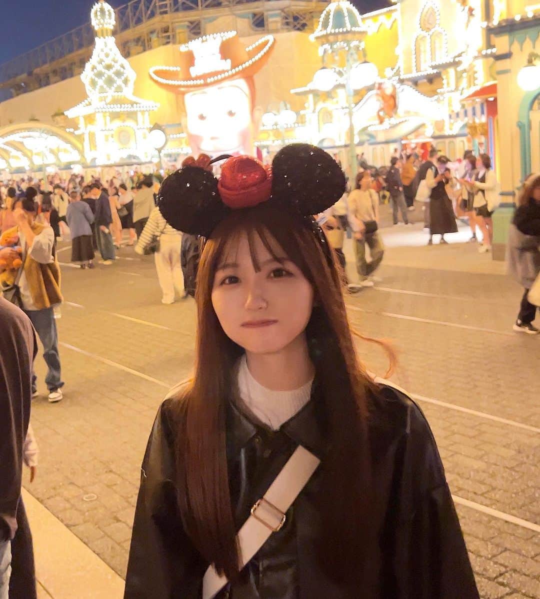 まあれのインスタグラム：「ここだけの話。トイマニ並んでる時に眠過ぎて立ちながら寝てて前に並んでた外国の方の背中に頭から突っ込んじゃって謝ろうと思ったけど外国の方私が突っ込んで行ったことに気づいてなかったんだよね、、（鍛え上げられてて壁みたいな背中でした） ⁡ ⁡  まさきくんはぶつかりかけのとこで目覚ましてたね ⁡ ⁡ ⁡ ⁡ ⁡ ⁡  #ディズニー  #ディズニーコーデ  #ディズニーシー  #レザー  #レザージャケット」