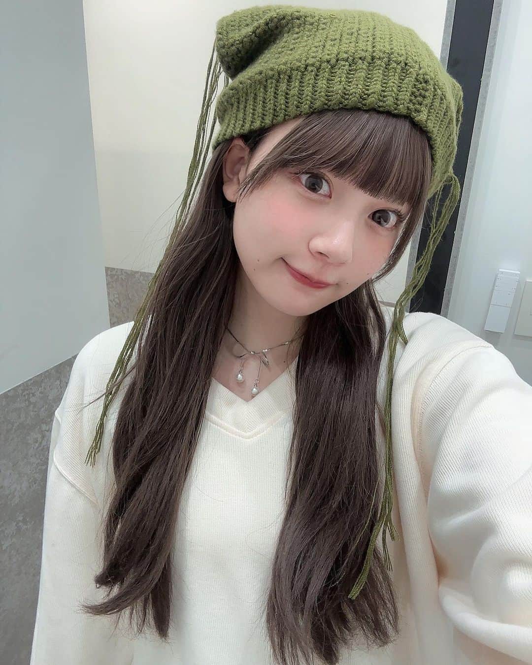 NANOKAのインスタグラム：「寒くなってきてニット帽たくさん活躍してる♡  ２０２３年もラスト2ヶ月切ってますが！ 最後までよろしくお願いしますー☺️🎀 12/30までサロンワーク予定です！ 埋まってきてます！ワクワクな冬⛄♡」