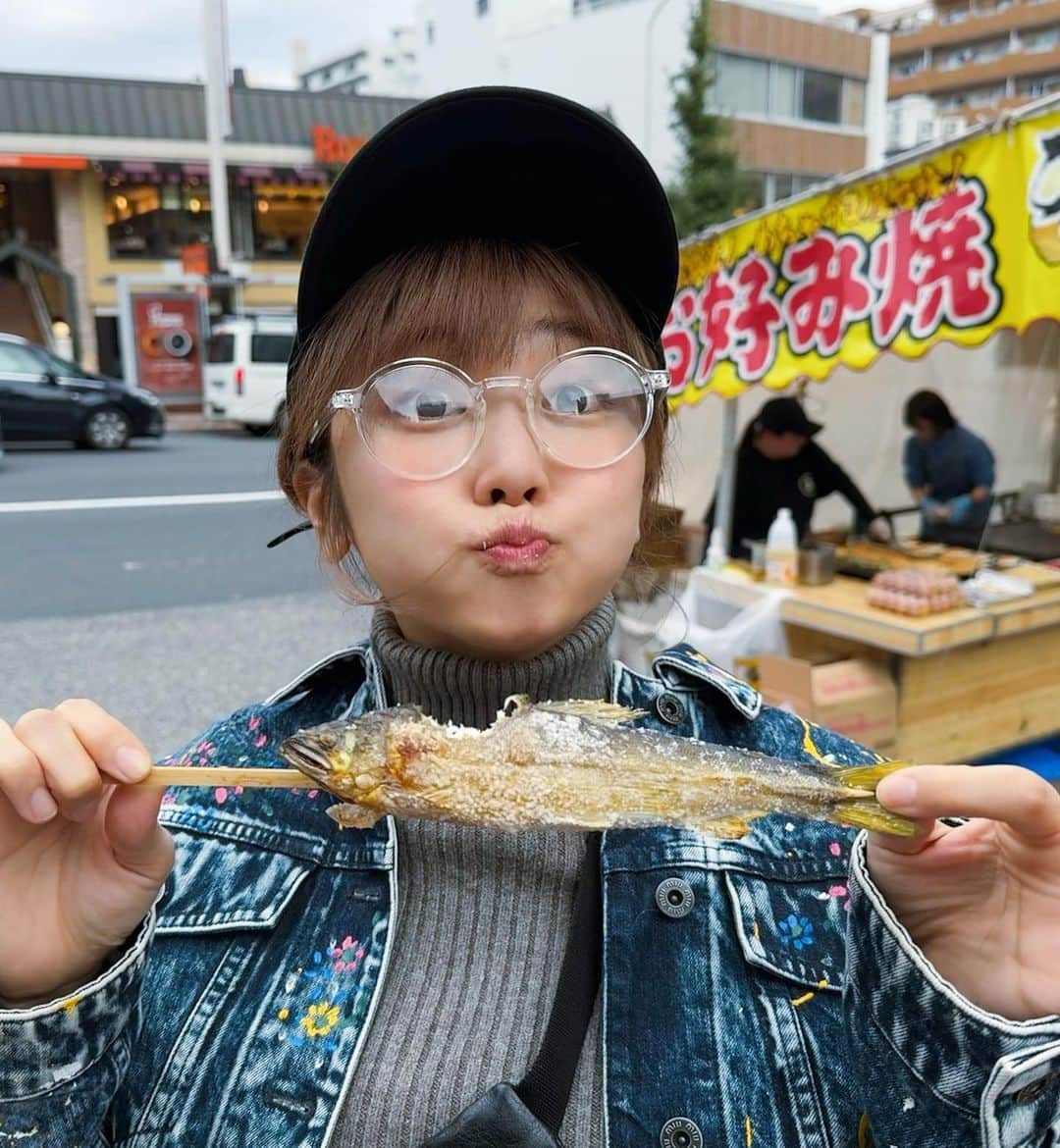 山下まみのインスタグラム：「酉の市行ってきた。 ほぼ食べていただけでした。  ＃インスタ頑張って更新してみる」