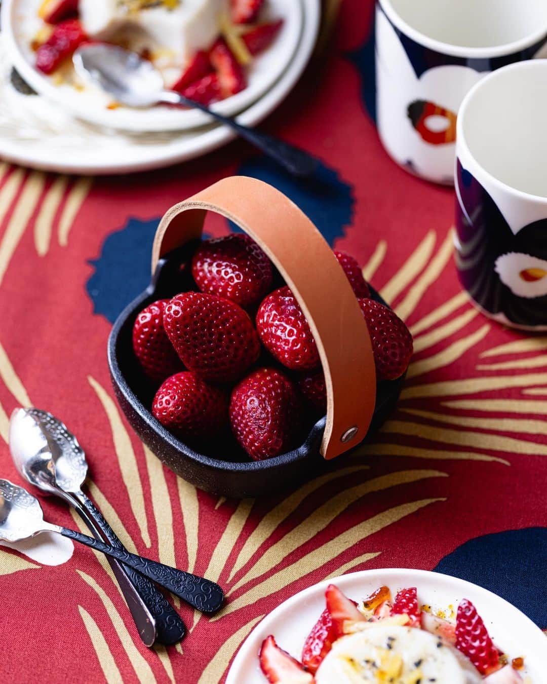 Marimekko Japanさんのインスタグラム写真 - (Marimekko JapanInstagram)「ゴールドやシルバーのメタリック使いのテーブルウェアでぐっと心躍るホリデー感満載の雰囲気に。これからのパーティーシーズンのテーブルコーディネートに煌めきが加わります。 マリメッコのテーブルウエアでお料理やデザートを盛りつけた際にはぜひ @marimekkojapan をタグ付けして投稿してくださいね！  @thepolkadotter  #marimekko #marimekkofw23 #マリメッコ #マリメッコ愛 #北欧デザイン #フィンランド #フィンランドデザイン」11月11日 19時21分 - marimekkojapan