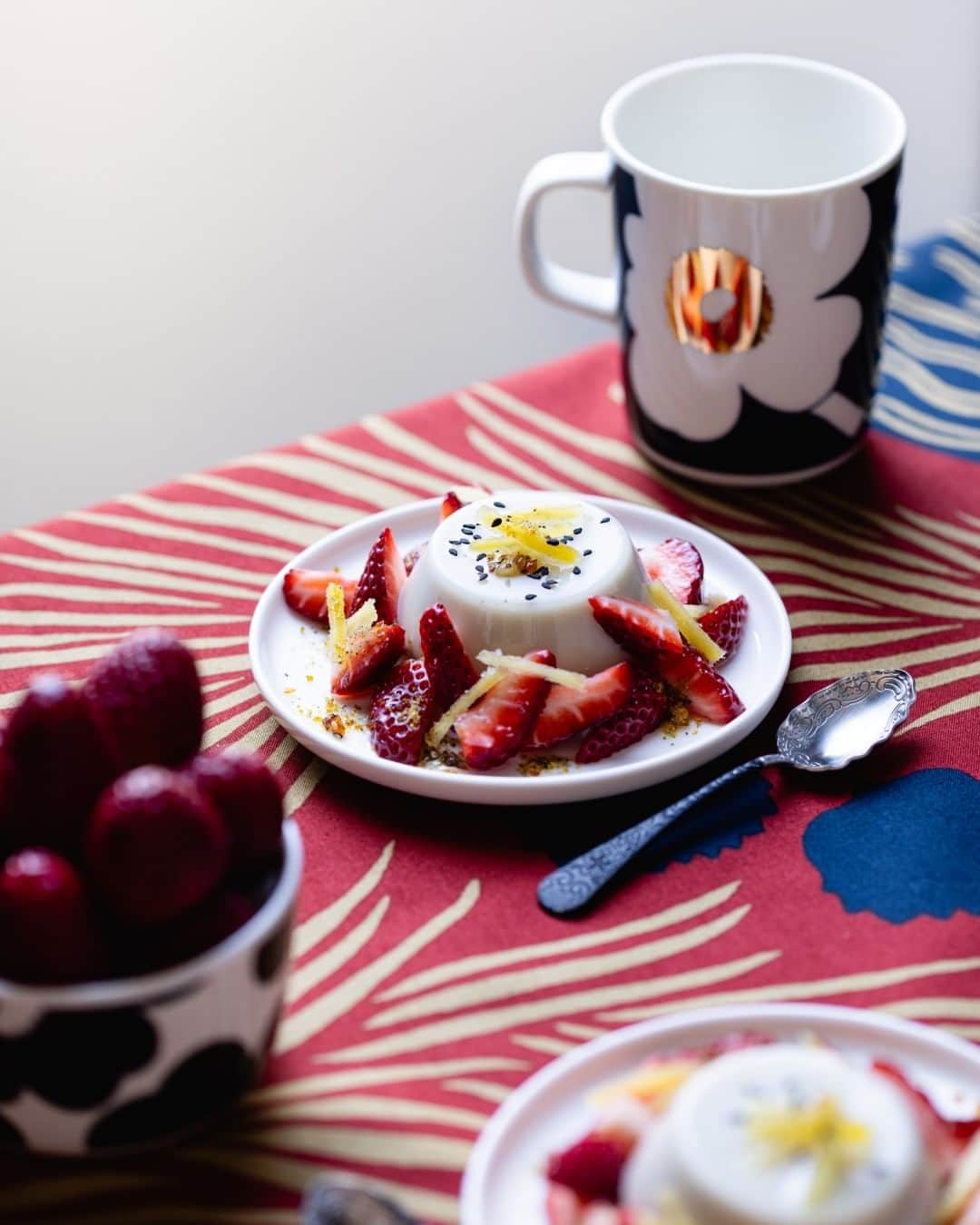 Marimekko Japanのインスタグラム：「ゴールドやシルバーのメタリック使いのテーブルウェアでぐっと心躍るホリデー感満載の雰囲気に。これからのパーティーシーズンのテーブルコーディネートに煌めきが加わります。 マリメッコのテーブルウエアでお料理やデザートを盛りつけた際にはぜひ @marimekkojapan をタグ付けして投稿してくださいね！  @thepolkadotter  #marimekko #marimekkofw23 #マリメッコ #マリメッコ愛 #北欧デザイン #フィンランド #フィンランドデザイン」