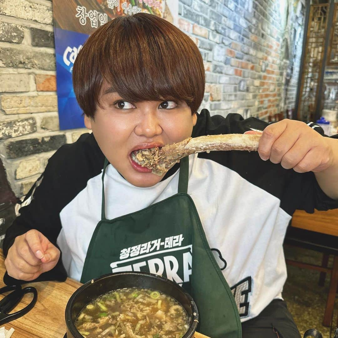 じんじん【パパラピーズ】のインスタグラム：「🇰🇷カルビタン🇰🇷 くっそ美味かった‼️肉デカすぎ‼️ ついしゃぶりついっちゃった😅🎶」