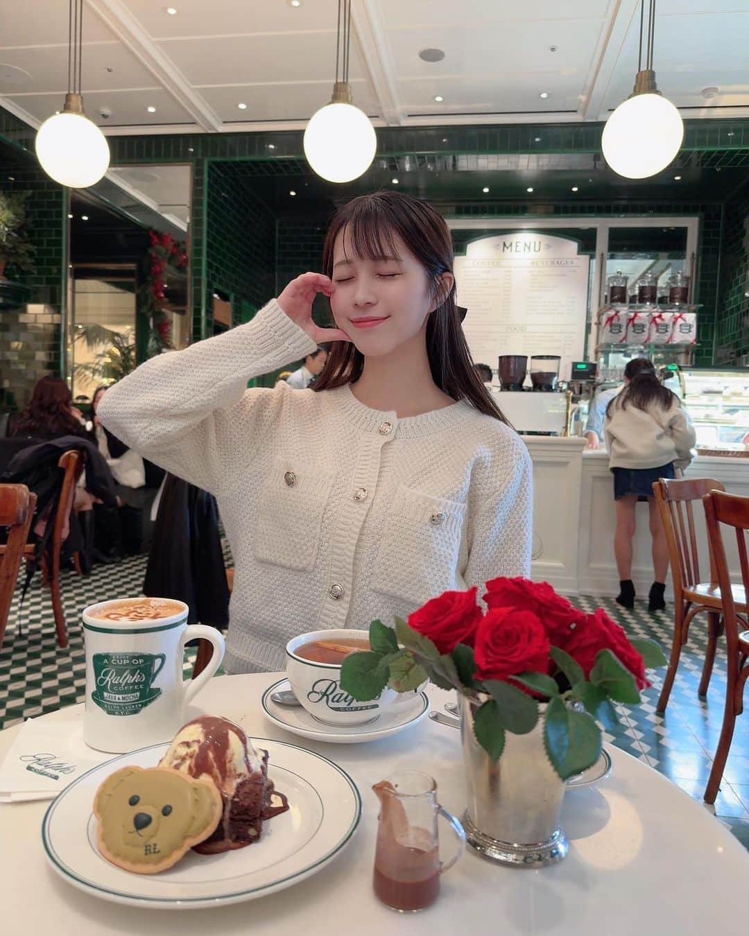 若松来海さんのインスタグラム写真 - (若松来海Instagram)「Cafe time🫶🏻🤍💚 ⁡ ⁡ ⁡ ⁡ ⁡  #ラルフローレン  #ラルフローレンカフェ  #RalphLauren #ラルフズコーヒー  #ラルフズコーヒー表参道  #ブランドカフェ #表参道カフェ  #表参道ランチ  #表参道グルメ  #表参道ディナー  #渋谷カフェ  #渋谷グルメ  #渋谷グルメ  #渋谷ランチ  #ケーキ  #ブラウニー  #グレイル #grl購入品  #グレイル購入品  #grl  #グレイルコーデ  #grlコーデ  #プチプラコーデ  #カフェ巡り  #カフェランチ #ステラマッカートニー  #stellamccartney  #テラスカフェ #秋コーデ」11月11日 19時21分 - mllklog