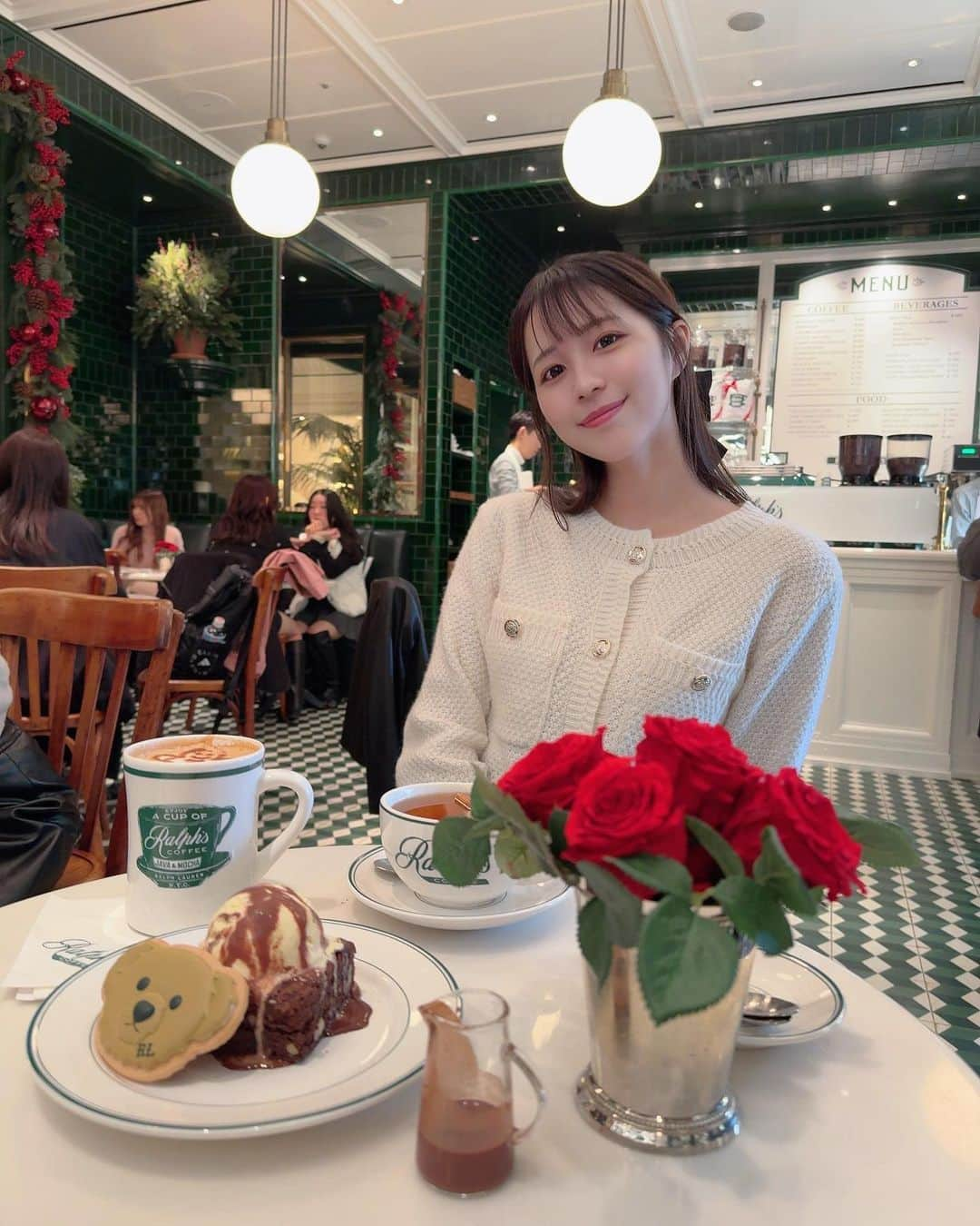 若松来海さんのインスタグラム写真 - (若松来海Instagram)「Cafe time🫶🏻🤍💚 ⁡ ⁡ ⁡ ⁡ ⁡  #ラルフローレン  #ラルフローレンカフェ  #RalphLauren #ラルフズコーヒー  #ラルフズコーヒー表参道  #ブランドカフェ #表参道カフェ  #表参道ランチ  #表参道グルメ  #表参道ディナー  #渋谷カフェ  #渋谷グルメ  #渋谷グルメ  #渋谷ランチ  #ケーキ  #ブラウニー  #グレイル #grl購入品  #グレイル購入品  #grl  #グレイルコーデ  #grlコーデ  #プチプラコーデ  #カフェ巡り  #カフェランチ #ステラマッカートニー  #stellamccartney  #テラスカフェ #秋コーデ」11月11日 19時21分 - mllklog