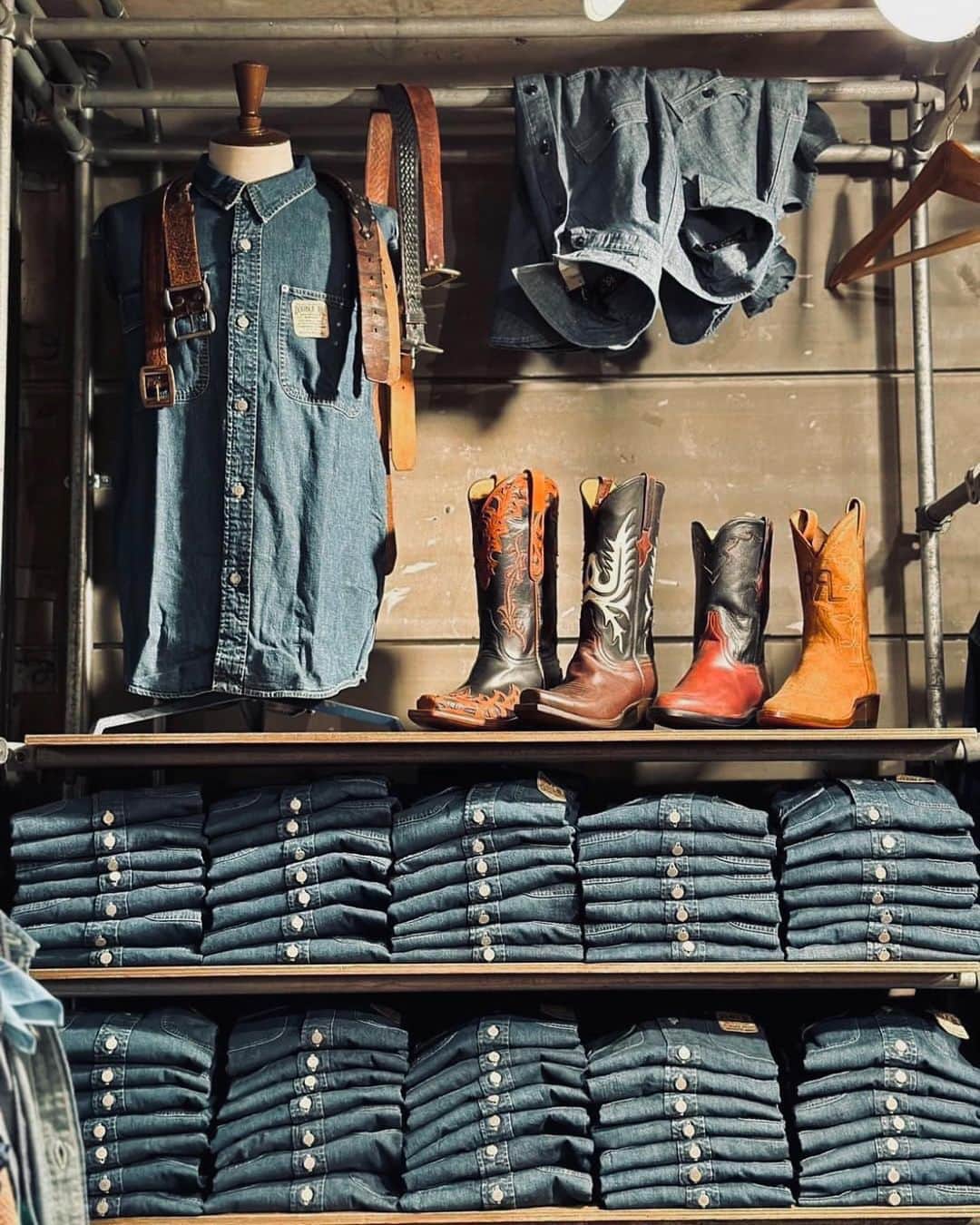 BEAMS+さんのインスタグラム写真 - (BEAMS+Instagram)「... Double RL For BEAMS PLUS 『DUNGAREE WORK SHIRTS』  The layout of the recently launched Double RL dungaree shirt store. The store has a classic American mood and a powerful vintage shop-like impression. The torso shows a variety of styles, tucked in and tucked out, for coordination.  ----------------------------- .  先日ローンチした、Double RL ダンガリーシャツの店内レイアウト。クラシックアメリカンなムードを演出しながら、ヴィンテージショップさながらの迫力ある印象に。コーディネート提案でのトルソーではタックインや、タックアウトした様々なスタイルを提案。  . @doublerl @beams_official @beams_plus @beams_plus_harajuku @beams_plus_marunouchi #doublerl #beamsplus」11月11日 19時21分 - beams_plus_harajuku