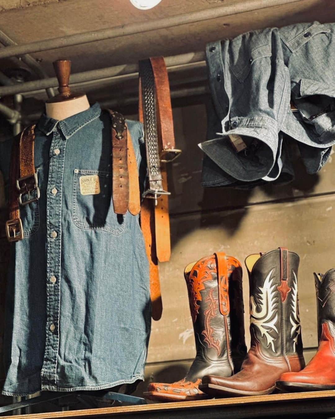 BEAMS+のインスタグラム：「... Double RL For BEAMS PLUS 『DUNGAREE WORK SHIRTS』  The layout of the recently launched Double RL dungaree shirt store. The store has a classic American mood and a powerful vintage shop-like impression. The torso shows a variety of styles, tucked in and tucked out, for coordination.  ----------------------------- .  先日ローンチした、Double RL ダンガリーシャツの店内レイアウト。クラシックアメリカンなムードを演出しながら、ヴィンテージショップさながらの迫力ある印象に。コーディネート提案でのトルソーではタックインや、タックアウトした様々なスタイルを提案。  . @doublerl @beams_official @beams_plus @beams_plus_harajuku @beams_plus_marunouchi #doublerl #beamsplus」