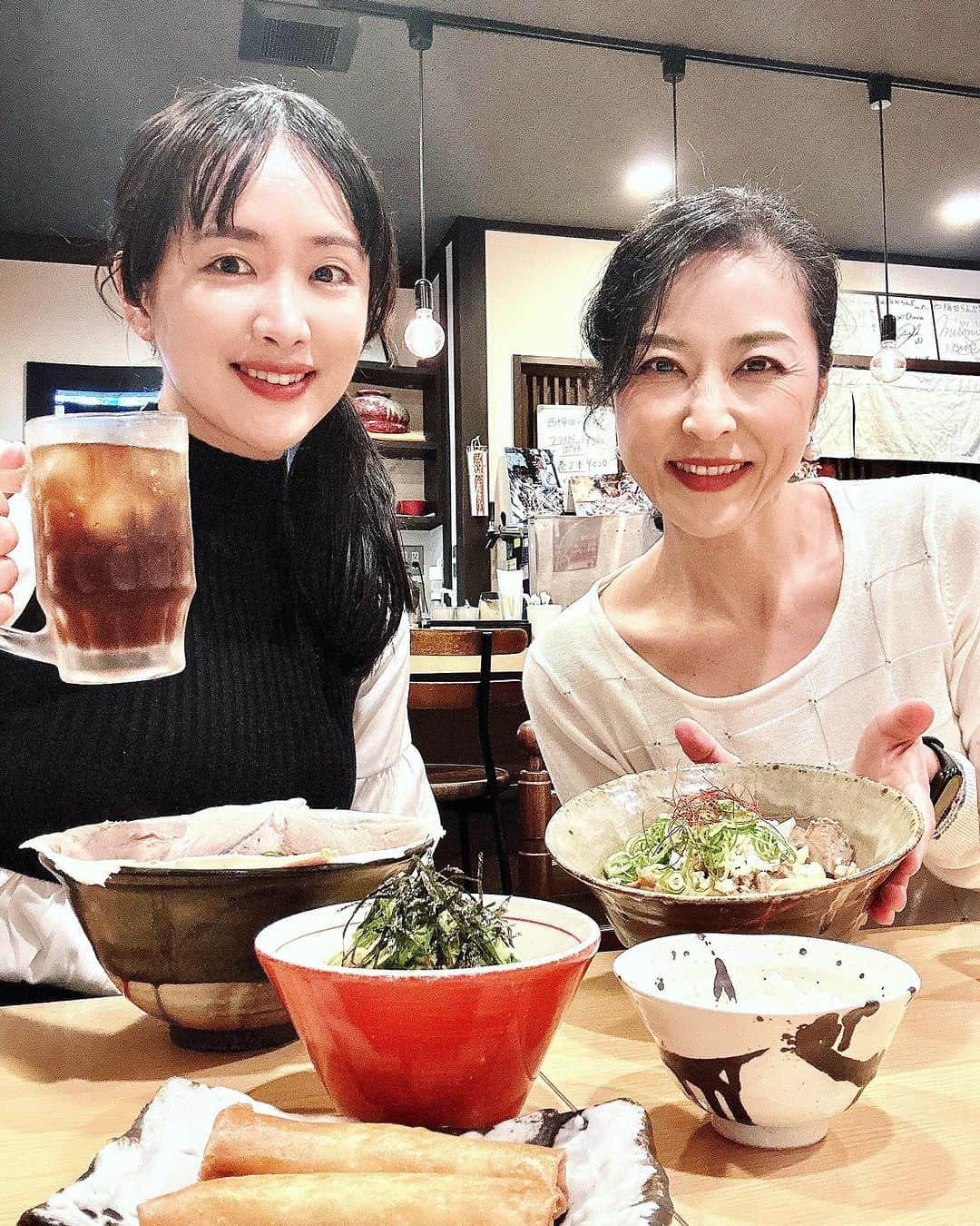 KagitaYukikoさんのインスタグラム写真 - (KagitaYukikoInstagram)「🍜💕🍥 ユウさんと楽しい宴♪♪  チャーシューも めっちゃ美味しい(๑>◡<๑)💕  西梅田らんぷ　さん おじゃまして来ましたッ♪♪ @lamp.nishiumeda  中華そばって感じの 懐かしみのある 豚醤油らーめん🍜✨  汁なしの ポークジンジャー和えめん　追い飯付き  お酢かけたり 味変も楽しいよ😋💕  チャーマヨ丼に春巻き もシェアして揚げたて 最高だった〜☆★  大阪　吉村府知事、 銀シャリさんなどなど 有名人の方々も多数訪れている こちらのお店⭐️  私もサイン書かせて頂いたので ぜひ探してみてくださいませ♡♡  #PR #らーめん  #らーめん大好き  #ラーメン  #ラーメン大好き  #ラーメン巡り  #ラーメン女子  #梅田グルメ  #大阪グルメ  #関西グルメ  #関西ラーメン  #醤油ラーメン  #福島ラーメン  #つけ麺  #つけめん大好き #ramen #梅田ラーメン」11月11日 19時22分 - mermaid.yukinko