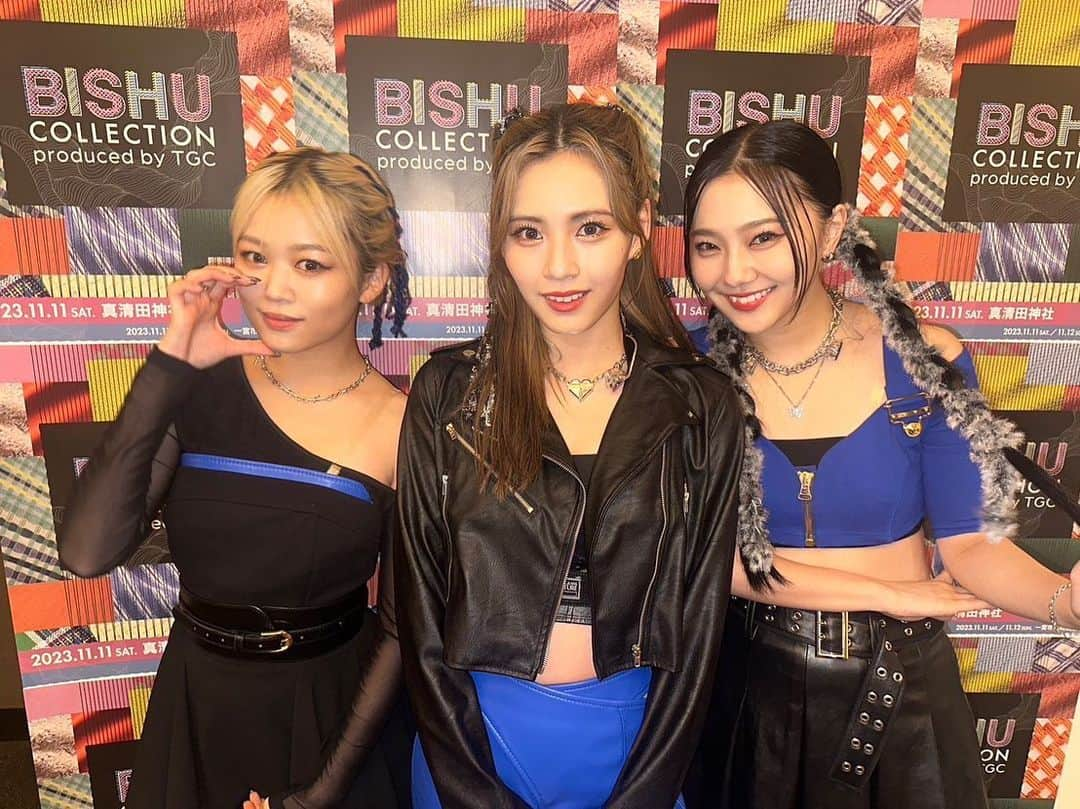 iScreamのインスタグラム：「BISHU COLLECTION produced by TGC  出演させていただきました🐏🖤 見て下さった皆さんありがとうございました！  わたしたちは、 尾州ウールを使ったファンシーヤーンヘアアレンジ🧶  #iScream #アイサケ #RUI #YUNA #HINATA  #TGC #尾州 #BISHU_TGC #BISHUFES @tgc_staff」