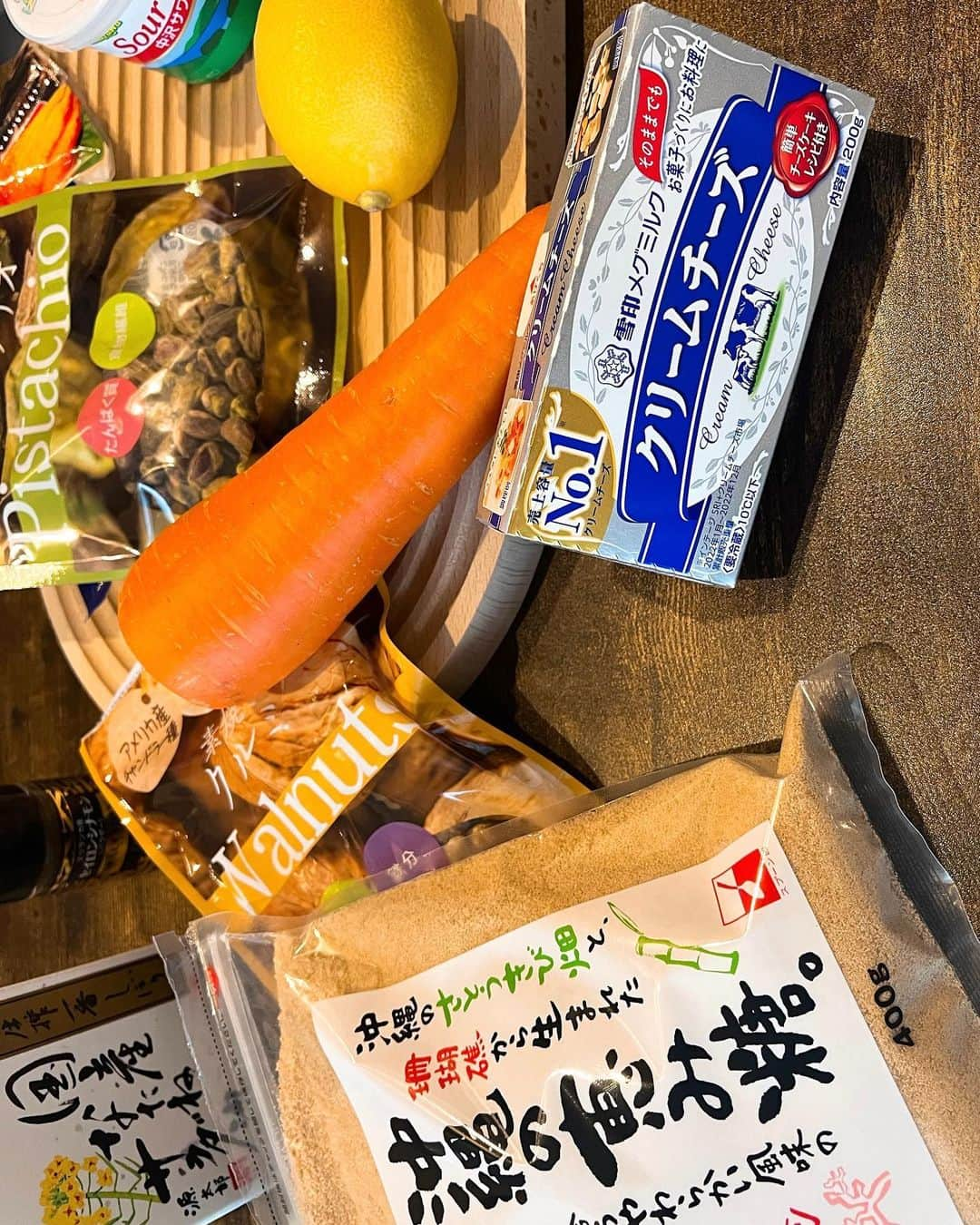 吉高寧々さんのインスタグラム写真 - (吉高寧々Instagram)「ミモザのキャロットケーキ焼いた♡  中に人参、胡桃、ドライフルーツいっぱい入れた(  ˊ͈ ˙̫ ˋ͈ )❤️  上はチーズクリーム、レモンの皮、タイム、ピスタチオ。  今日はあまりお出かけしたくなかったから 近所のスーパーで揃えたけど こーゆーときにちょっといいスパイスとか オーガニックの野菜、フルーツ使うと 幸せ度上がる🙈！！  そして今日も洗い物はめんどくさいなりぃ～🥵✌️笑   #吉高寧々」11月11日 19時22分 - _yoshitaka_nene