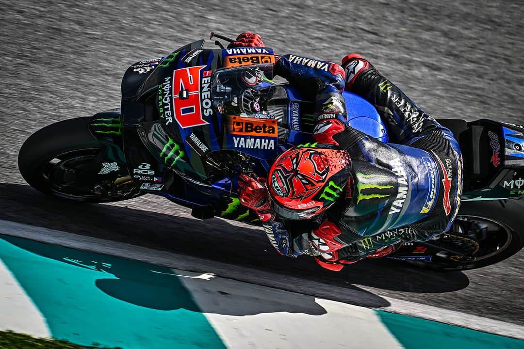YamahaMotoGPさんのインスタグラム写真 - (YamahaMotoGPInstagram)「💬 @fabioquartararo20, Grand Prix of Malaysia - Sprint Result - 16th:  "That first lap was the worst one I’ve done. The device remained blocked, I didn’t brake hard enough and had a touch with another rider on the first lap. From there, the front tyre pressure went super high, and that made it complicated to overtake. But it’s good experience for tomorrow. Now we know exactly what not to do on the first lap."  #MonsterYamaha | #MotoGP | #MalaysianGP」11月11日 19時24分 - yamahamotogp