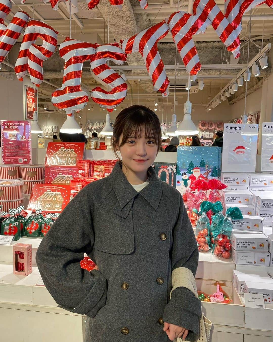 砂糖桃のインスタグラム：「もうクリスマス仕様になってたの〜🎄 めちゃ可愛かった❣️  🧥@tiptop_pocket_official これ1着でお洒落❕デザインが可愛いし、ウエストのリボンが前後で変えられるからよき◎  #tiptop #ZOZOTOWN購入品 #アウターコーデ #スタンドカラー #骨格ウェーブコーデ」