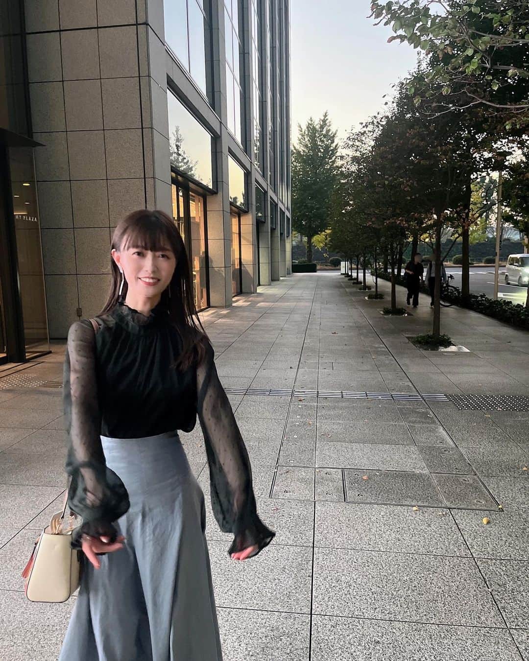 西澤由夏さんのインスタグラム写真 - (西澤由夏Instagram)「明日香さんから譲り受けたブラウス☺️  よーく見ると、 シースルー部分の模様が ハートになっているんです🖤  お散歩した時の写真🍁」11月11日 19時25分 - yknszw