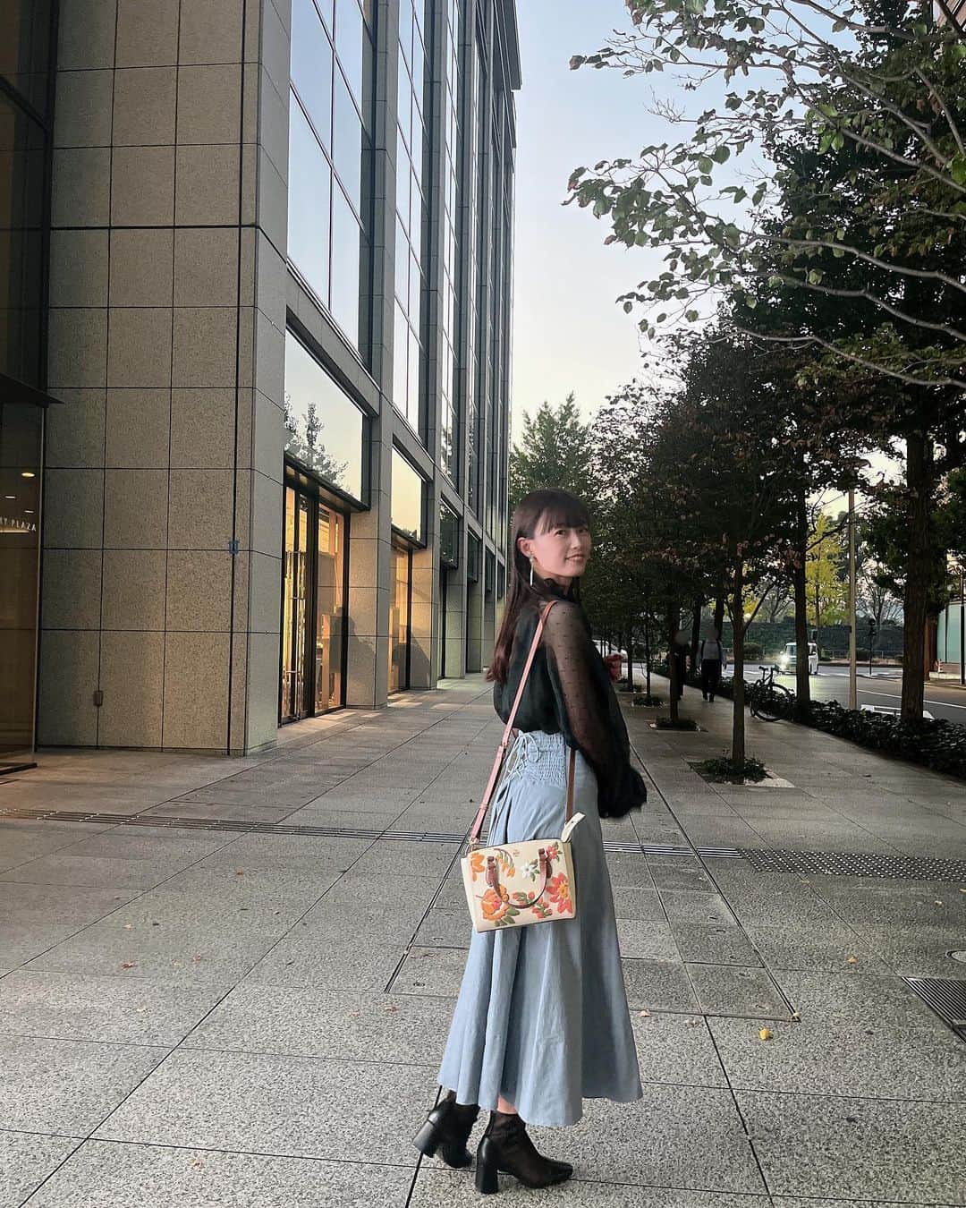西澤由夏のインスタグラム：「明日香さんから譲り受けたブラウス☺️  よーく見ると、 シースルー部分の模様が ハートになっているんです🖤  お散歩した時の写真🍁」