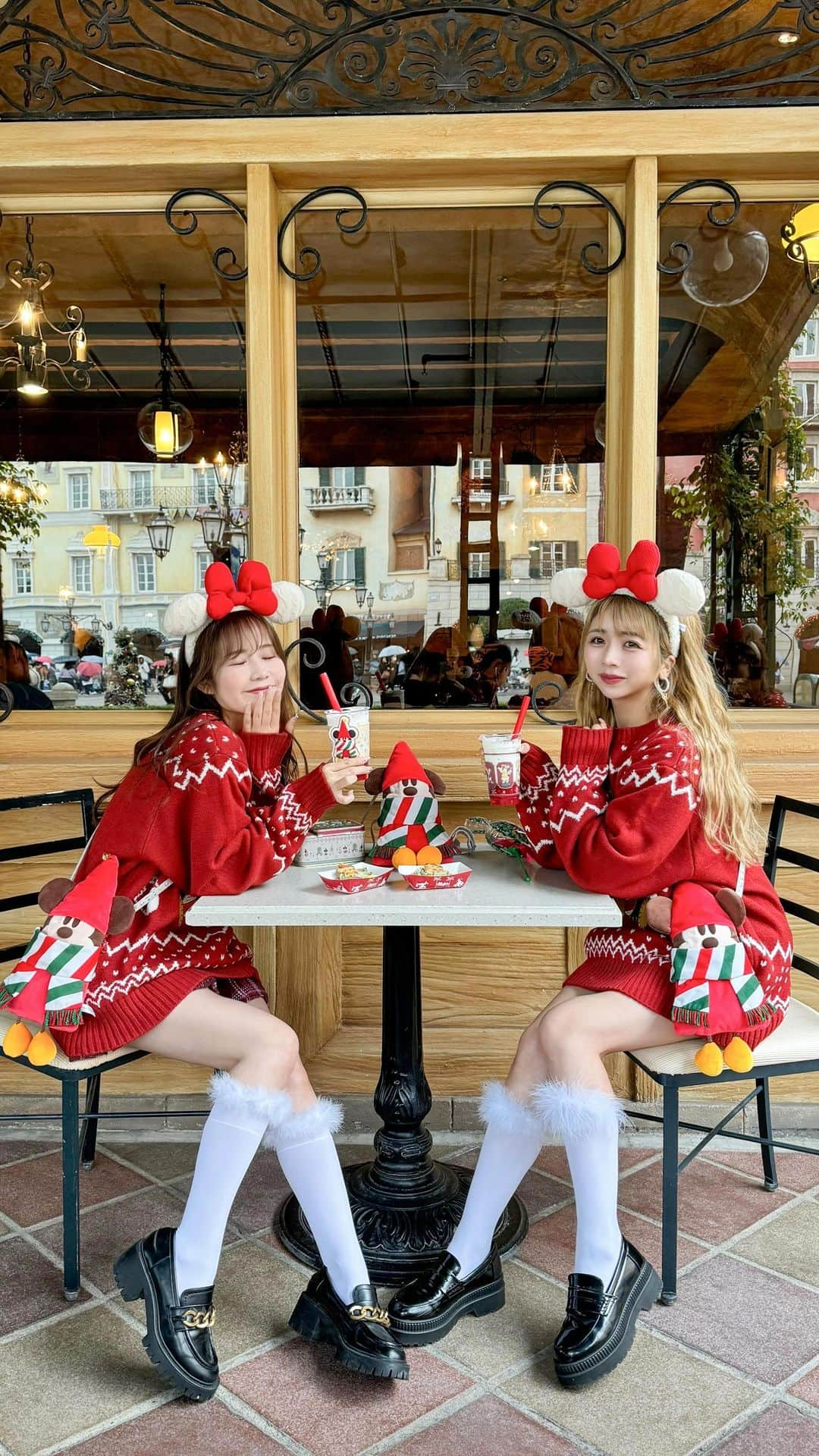 tomomi ❤︎ よしはしともみ ❤︎のインスタグラム：「クリスマスディズニーフード🍰🎄 チョコレートチュロスが優勝でした🥇 . . . #tokyodisneysea #disneychristmas #disneyxmas #東京ディズニーシー #ディズニーシー #ディズニーコーデ #ディズニー #ディズニーグッズ #ディズニーカチューシャ #ディズニークリスマス #リルリンリン #カチューシャコーデ #ミニーコーデ #お揃いディズニー #シミラールックディズニー #双子ディズニー #ディズニーフード #ディズニーシーグルメ #ディズニーグルメ」