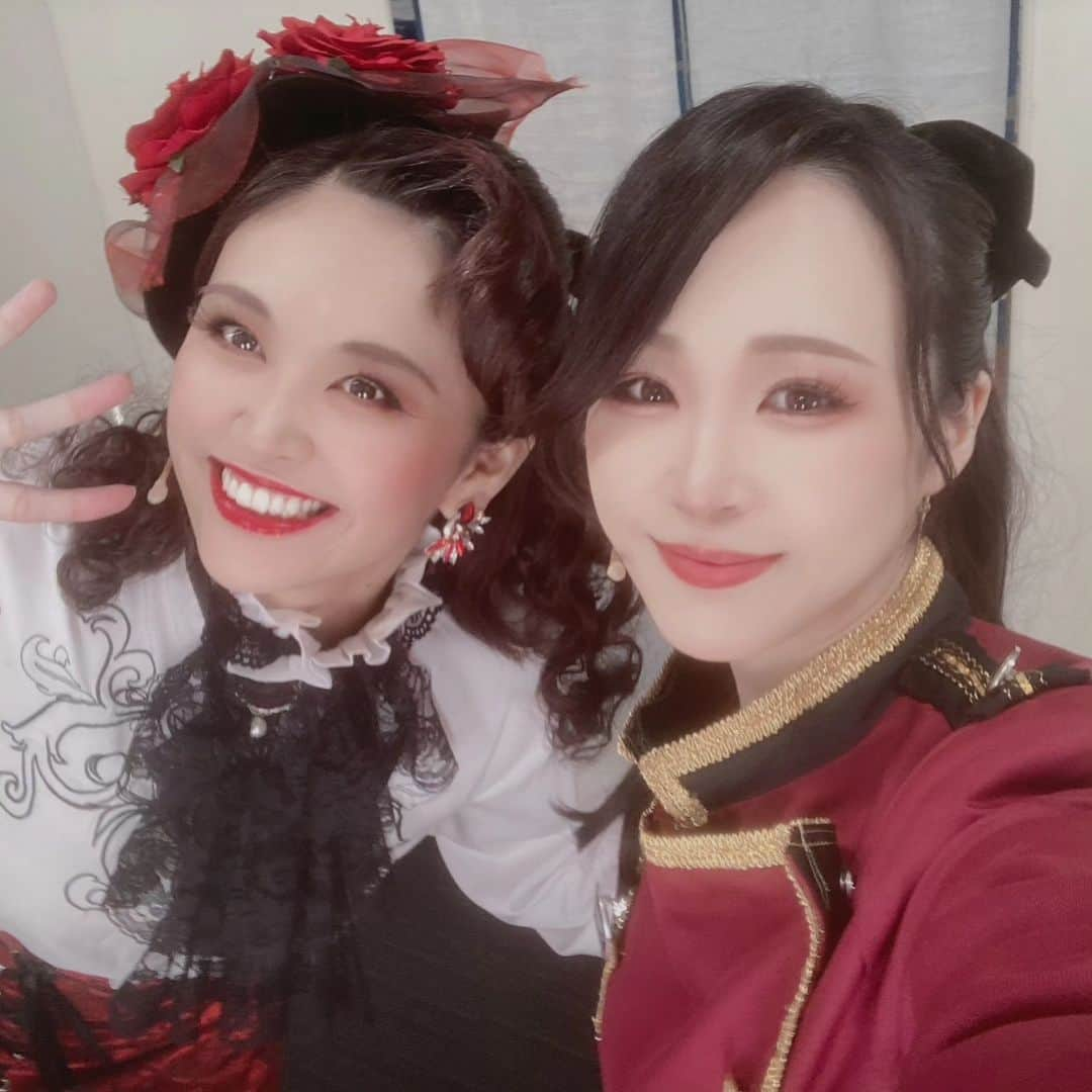 栗山絵美さんのインスタグラム写真 - (栗山絵美Instagram)「#舞台ABC  あっという間に！東京公演はラスト1日となりました！  今日は我が息子 一輝役の百名ヒロキくんと  我がホテルのベルガール 友美役の三田麻央ちゃんが東京千穐楽！  百名一輝くんの素直じゃない不器用な一輝と三田友美ちゃんの強可愛い友美ちゃんが大好きです。  そして昨日はベルボーイ 翔平役の白金倫太郎くんが大千穐楽で一足早く卒業しました✨🎄✨ 白金翔平くんは、いい感じに肩の力の抜けた先輩ベルボーイで、とっても憎めない翔平くんでした✨ご挨拶  早い‥早すぎる💦💦 テンポの良いコメディながらホロリとする、あっという間の1時間45分なので、演る側も始まったらあっという間にラストシーン。 特に今日の本番はあっという間にカーテンコールでした！  才能溢れる個性豊かで素敵な若者に混ざって、母役、やっております🩷 東京は明日でラストですが、 配信もあります✨ 17日〜19日は大阪公演もございます😊🎄✨  是非！お時間のある方は遊びにいらして下さい🎁🎅✨ お待ちしております。」11月11日 19時26分 - jumboebig