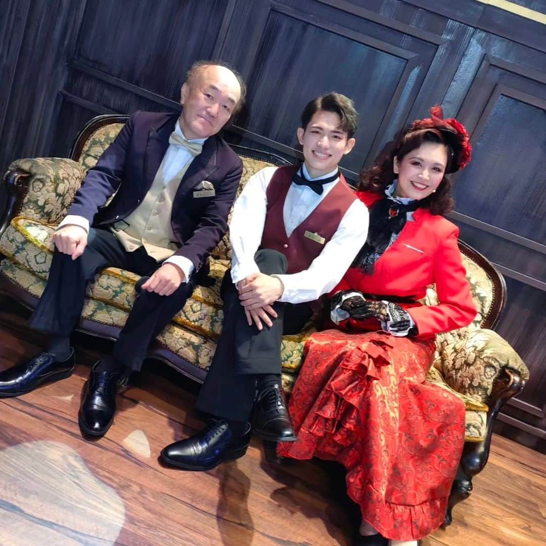 栗山絵美さんのインスタグラム写真 - (栗山絵美Instagram)「#舞台ABC  あっという間に！東京公演はラスト1日となりました！  今日は我が息子 一輝役の百名ヒロキくんと  我がホテルのベルガール 友美役の三田麻央ちゃんが東京千穐楽！  百名一輝くんの素直じゃない不器用な一輝と三田友美ちゃんの強可愛い友美ちゃんが大好きです。  そして昨日はベルボーイ 翔平役の白金倫太郎くんが大千穐楽で一足早く卒業しました✨🎄✨ 白金翔平くんは、いい感じに肩の力の抜けた先輩ベルボーイで、とっても憎めない翔平くんでした✨ご挨拶  早い‥早すぎる💦💦 テンポの良いコメディながらホロリとする、あっという間の1時間45分なので、演る側も始まったらあっという間にラストシーン。 特に今日の本番はあっという間にカーテンコールでした！  才能溢れる個性豊かで素敵な若者に混ざって、母役、やっております🩷 東京は明日でラストですが、 配信もあります✨ 17日〜19日は大阪公演もございます😊🎄✨  是非！お時間のある方は遊びにいらして下さい🎁🎅✨ お待ちしております。」11月11日 19時26分 - jumboebig