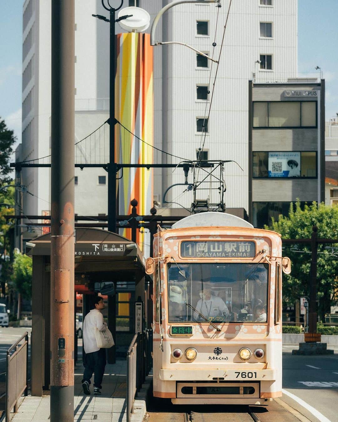 のインスタグラム：「岡山市内が最近面白そう。ここは路面電車が走るコンパクトシティであり、古くから民藝運動の盛んな地域であり、ナチュラルワインの新興地域である。言わずもがな、飯もうまい。おまけに日本一雨が少なくて、人も良い。小旅行に行くなら、岡山だ！　くわしくは発売中のポパイ最新号で。  #popeyemagazine #小旅行 #パッキング #小旅行とパッキング」