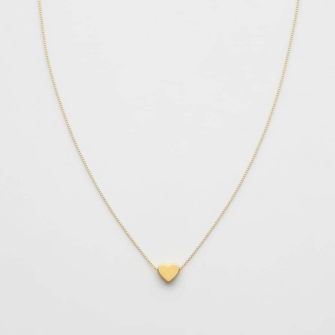 Enasolunaさんのインスタグラム写真 - (EnasolunaInstagram)「Autumn/ Winter collection '23  秋冬コレクションの第4弾 本日11/11(土)20:00よりオンラインストアにて発売。  ファッションを楽しむあなたへ贈る 気分が華やぎ、ときめく4つのハートジュエリーが登場いたします。  “Chic love necklace”  厚みのあるハートモチーフを スタイリッシュな印象のベネチアンチェーンに通したネックレス。  エンド部分にはルビーをあしらい スライドボールで長さ調整が可能なデザインに。  ブラックとゴールドカラーの2色展開。  2023.11.11 sat 20:00より オンラインストアにて発売  #enasoluna #エナソルーナ #jewelry #heartnecklace #ハートジュエリー #ハートネックレス」11月11日 19時27分 - enasoluna_official