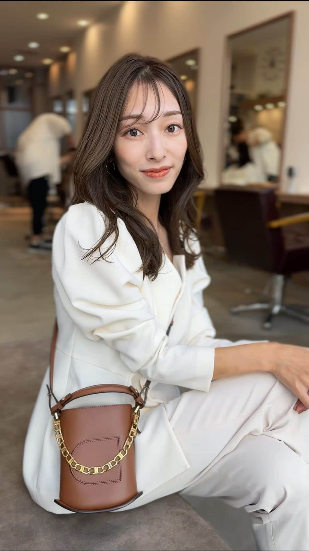 吉田理紗のインスタグラム：「…  New Hair❤️  前髪とレイヤーを整えてもらって ヘアカラーは引き続き透明感カラーでお願いしました🌙  明るさはあるけどつやっつやにしてもらえて嬉しい🥰  私の色んなコンプレックスを汲み取って 上手にヘアでカバーしてくださる @yuasa_seigo さん。  10年以上信頼してお願いさせてもらってるので 湯淺さんに切ってもらった人からの 「本当に最高！❤️」の声が嬉しい☺️  #ヘアカラー #ミディアムヘア #レイヤーヘア #神レイヤー #セミロング #ヘアカラーアッシュ #ヘアカラートレンド」