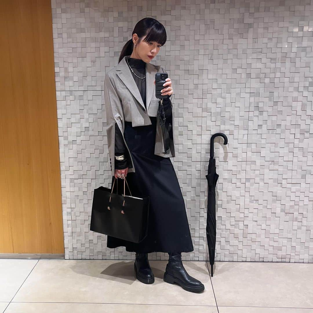 市川まさみさんのインスタグラム写真 - (市川まさみInstagram)「❤︎❤︎  ootd.  jacket：united tokyo inner：maison special skirt：ameri vintage boots：zara  来季のアパレル打ち合わせ❤︎ 良い感じにデザインも固まって来て今から楽しみ🎶  #ootd #codenate #fashion #apparel #mode #love #monotone #unitedtokyo #maisonspecial #zara #amerivintage #ファッション #コーデ #仕事服  #モード #レディ #カジュアル #洋服好きな人と繋がりたい」11月11日 19時37分 - ichii710