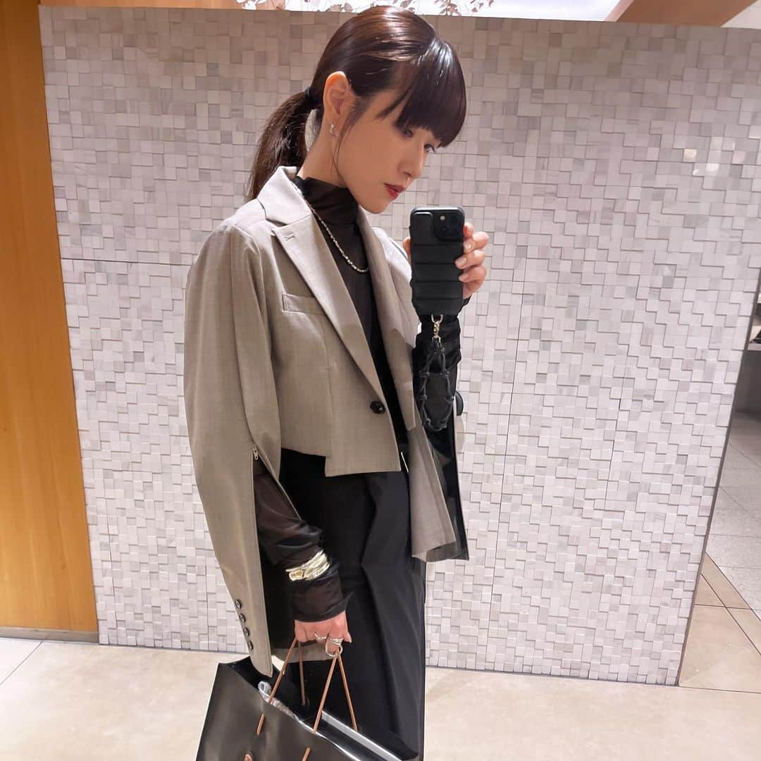 市川まさみさんのインスタグラム写真 - (市川まさみInstagram)「❤︎❤︎  ootd.  jacket：united tokyo inner：maison special skirt：ameri vintage boots：zara  来季のアパレル打ち合わせ❤︎ 良い感じにデザインも固まって来て今から楽しみ🎶  #ootd #codenate #fashion #apparel #mode #love #monotone #unitedtokyo #maisonspecial #zara #amerivintage #ファッション #コーデ #仕事服  #モード #レディ #カジュアル #洋服好きな人と繋がりたい」11月11日 19時37分 - ichii710