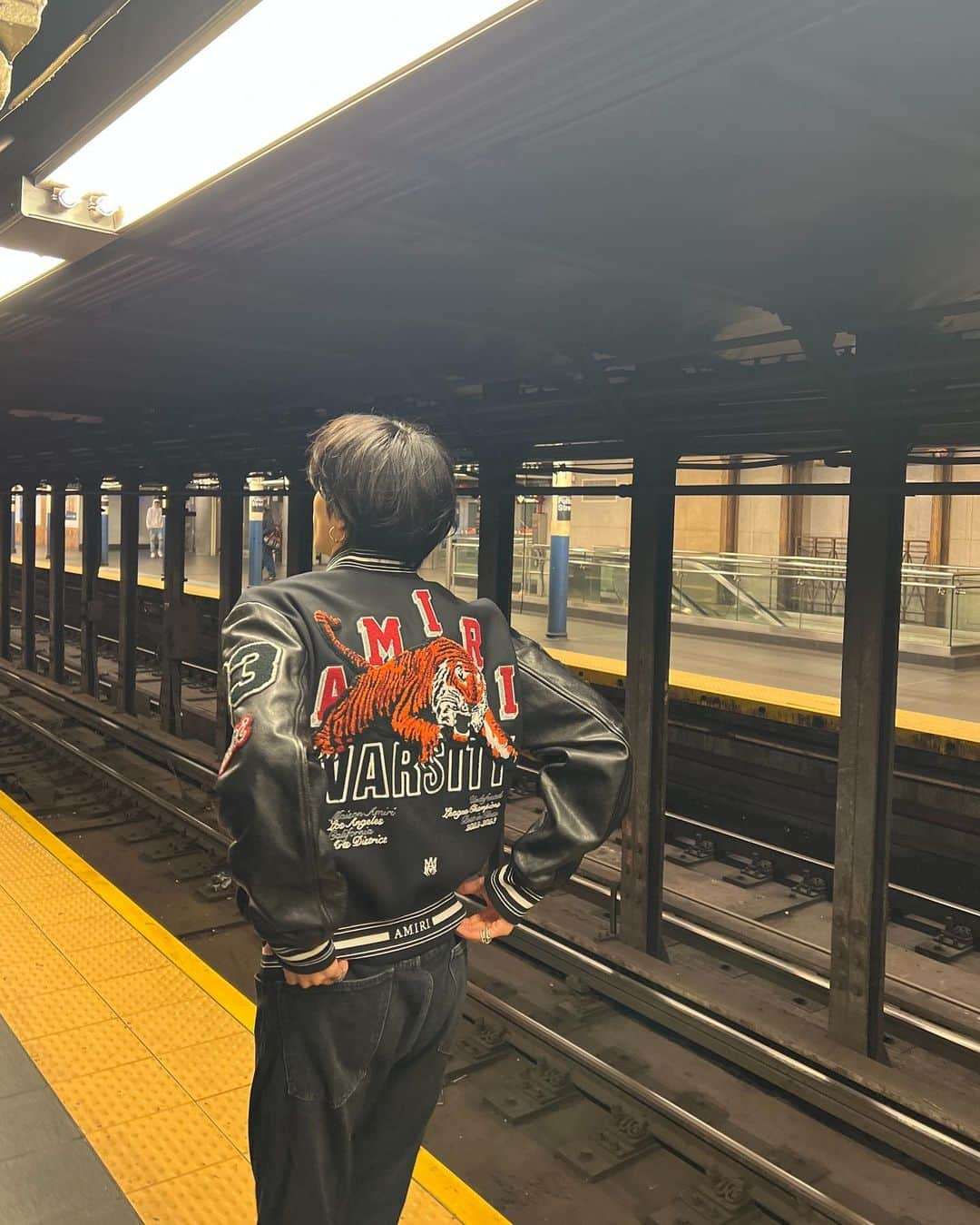 やまとのインスタグラム：「❤️🖤🃏  Jacket: @amiri  Denim: @forsomeone_official  Sneaker: @rickowensonline」