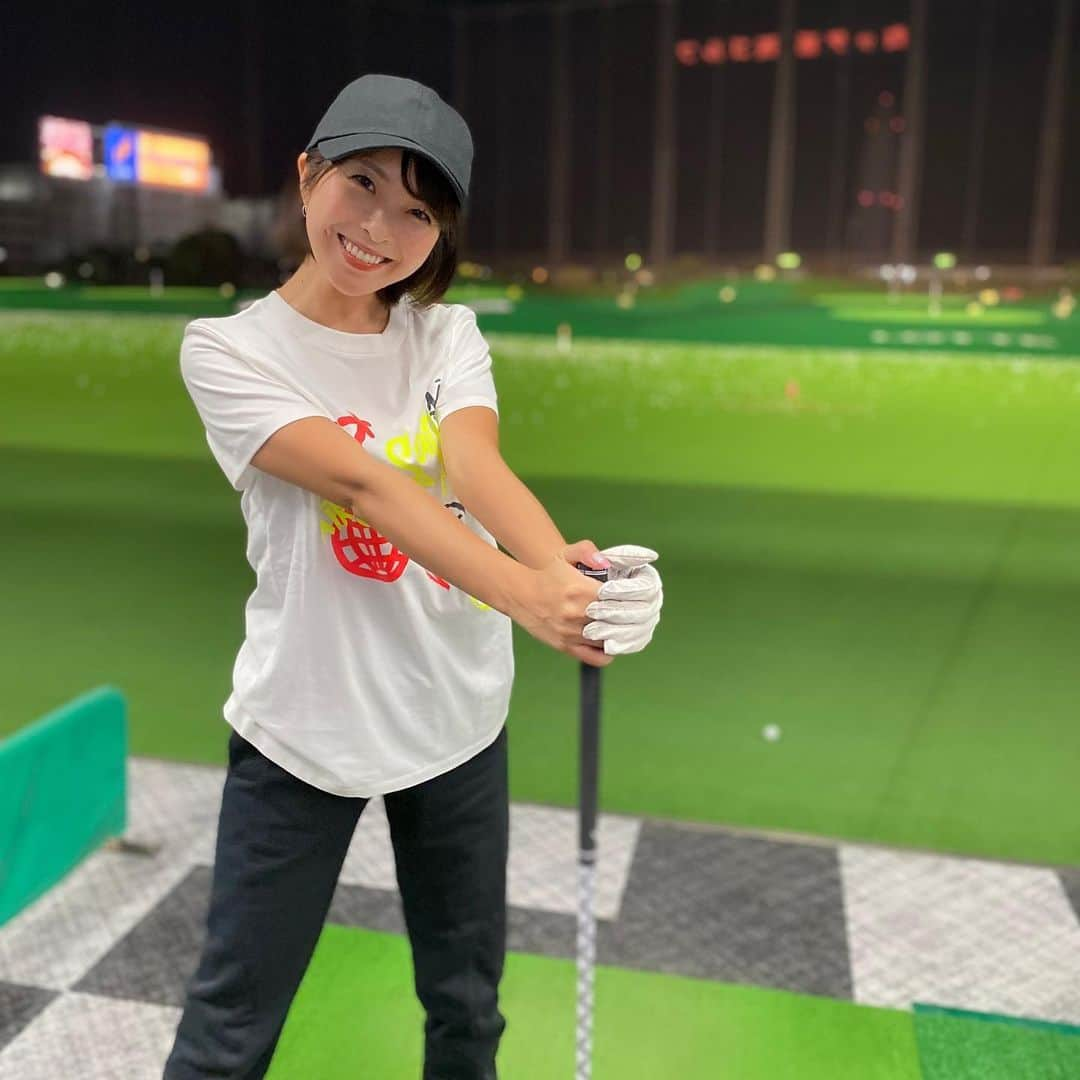 小尾渚沙さんのインスタグラム写真 - (小尾渚沙Instagram)「先日の夜練⛳️❤️  この時は半袖で練習できたのに、なんだか急に冷えてきましたね😭😭😭💦 皆様風邪引かないようにご自愛ください💕  練習の帰りに美味しい家系ラーメン食べました〜❤️ たくさん練習頑張ったご褒美に、ライス付きで😝笑 . . #スワイプしてね 👉 #家系ラーメン #ほうれん草増し  #ゴルフコーデ #ロッテ葛西 #打ちっぱなし #ゴルフ女子  #スイング動画 #ゴルフ上手くなりたい #ゴルフ #golf  #フリーアナウンサー #小尾渚沙」11月11日 19時29分 - obi_nagisa