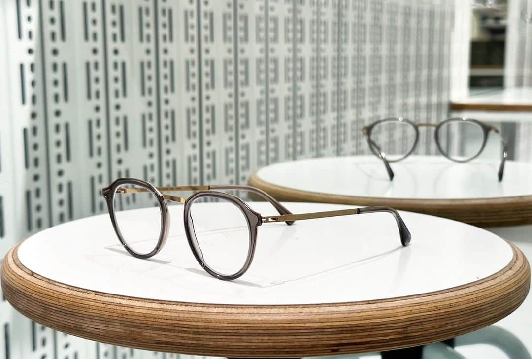 MYKITA SHOP TOKYOのインスタグラム：「【New Color ”PAULSON Champagne Gold/Clear Ash”】  上品なChanpagne Goldのステンレスに、落ち着いたトーンのClea Ashのアセテートリングを組み合わせた新色が入荷しております。 ゴールドにアッシュを組み合わせる事により深みが出るので、今までゴールドのモデルを敬遠されていた方にも是非お試しいただきたいカラーの組み合わせとなっております。  New Color "PAULSON Champagne Gold/Clear Ash  A new color combining the elegant Champagne Gold stainless steel and the calm tone of the Clea Ash acetate ring is now in stock. The combination of gold and ash gives a deep color, making this color combination a must-try for those who have shied away from gold models. _____ #mykita  #mykitaacetatering  #eyewear  #eyewearfashion  #マイキータ  #メガネ」