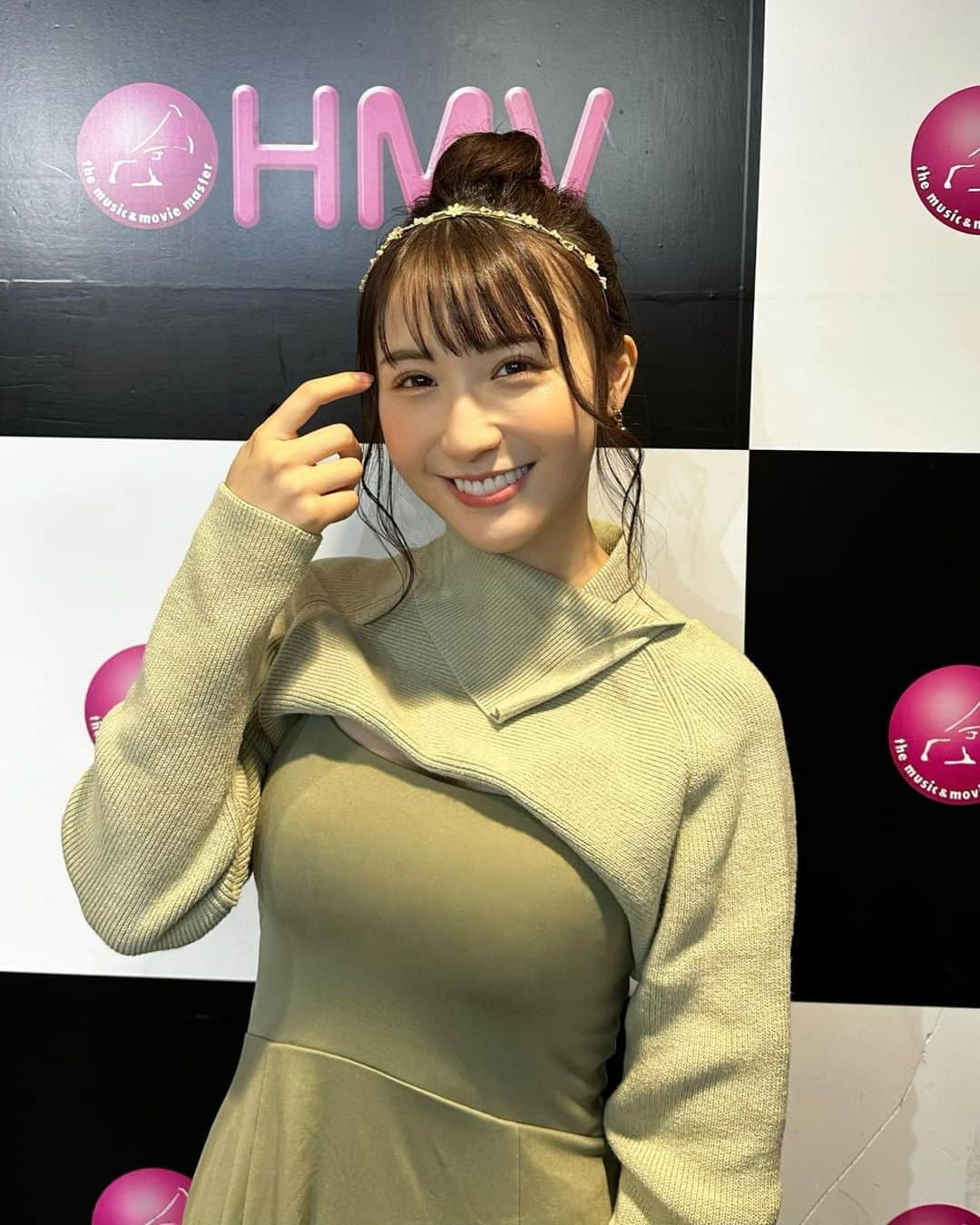 伊藤愛真さんのインスタグラム写真 - (伊藤愛真Instagram)「投稿し直しですっ カレンダーイベント第2弾 今回も楽しすぎて時間があっという間だった😌🤍 もう1周おかわりして会いに来てくれた方もいたっ！ たくさん握手したっ！！！！ こうしてイベントできて本当に幸せです！ ありがとうございました🥰 カレンダー楽しんでねっ！ .」11月11日 19時31分 - __emagram