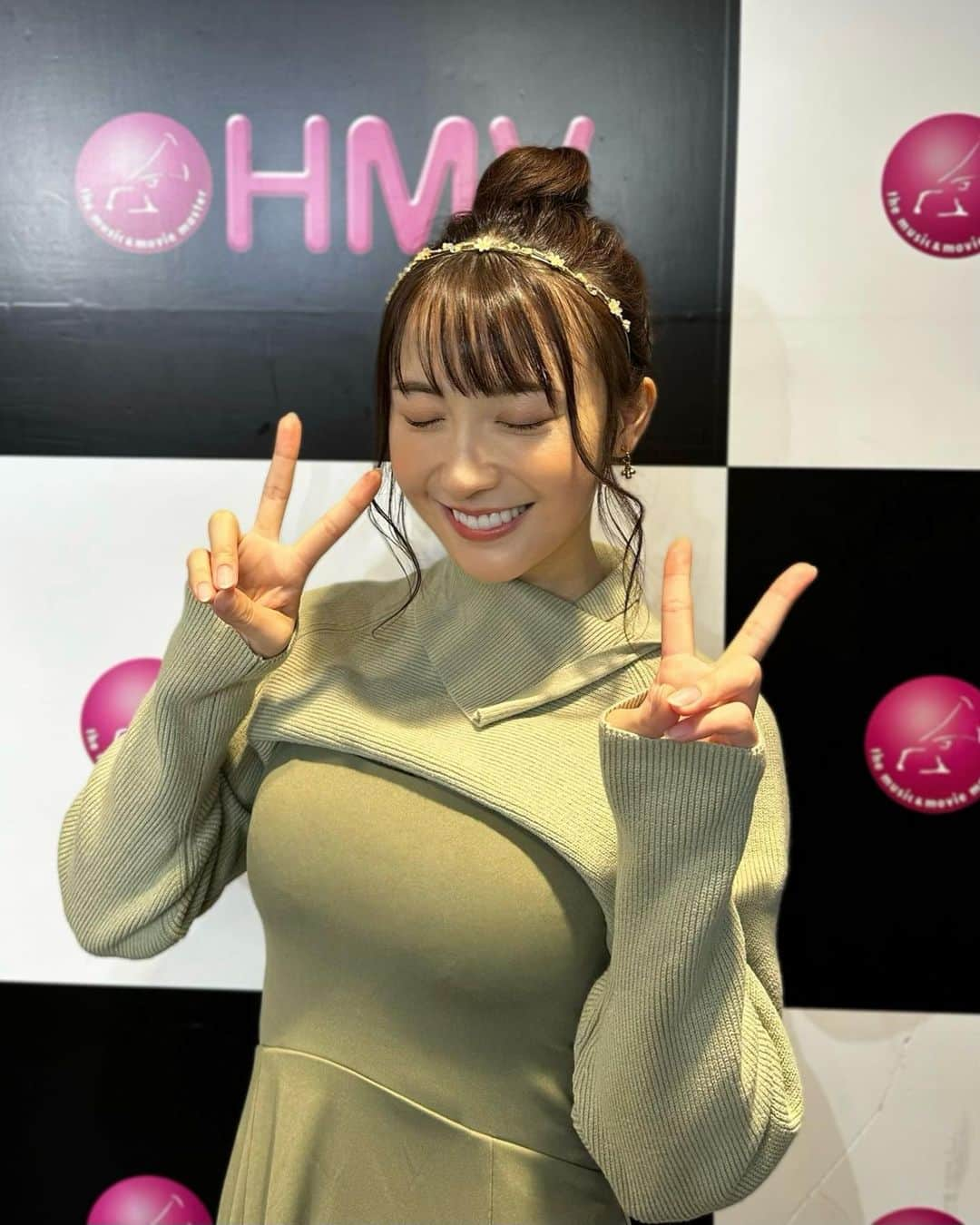 伊藤愛真さんのインスタグラム写真 - (伊藤愛真Instagram)「投稿し直しですっ カレンダーイベント第2弾 今回も楽しすぎて時間があっという間だった😌🤍 もう1周おかわりして会いに来てくれた方もいたっ！ たくさん握手したっ！！！！ こうしてイベントできて本当に幸せです！ ありがとうございました🥰 カレンダー楽しんでねっ！ .」11月11日 19時31分 - __emagram