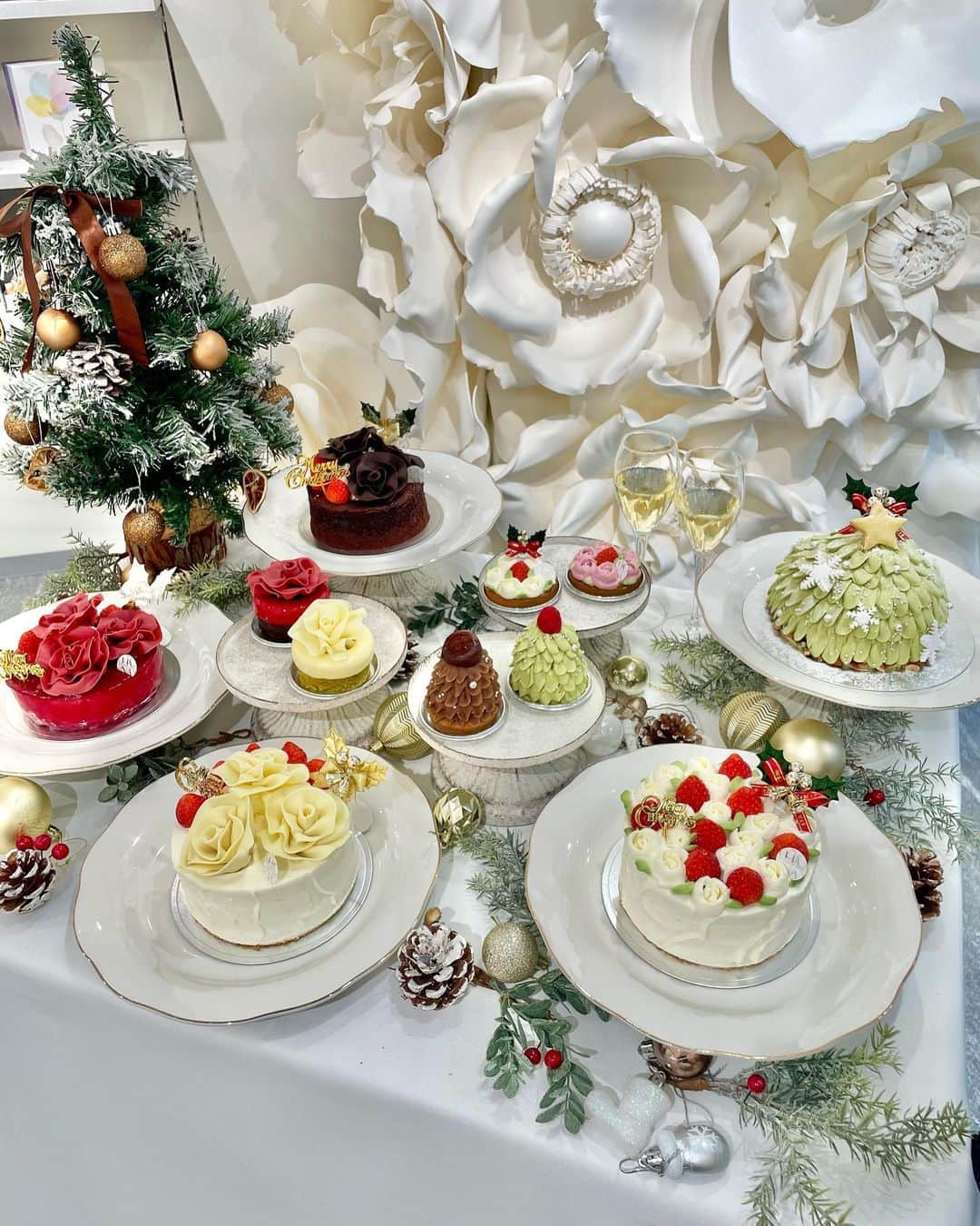 林佑香さんのインスタグラム写真 - (林佑香Instagram)「𓊯⟡.·*.𝑃𝑅 Patisserie HANA Xmas collection @patisserie_hana2023  クリスマスケーキを一足お先に❤️  華やかでかわいすぎるケーキ(,,> <,,) ふだん、ホールでケーキを購入することは 少ないんだけど、クリスマスならいいよね？笑  かわいいし、お値段もお手頃💕 お店の利便性もいいから、とっても便利です😊  ピースケーキは12/1から予約なしで購入できます🙆‍♀️ ホールケーキは事前予約が必要です😊 □予約期間　12/20(水)まで □お渡し日　12/16(土)～12/25(月) ※12/20～25はクリスマスデコレーションのみのお渡し ※銀座店・渋谷店にてお渡しが可能です。 ご予約は店頭でも電話でもOK🙆‍♀️  🎂Xmasブーケドローズ 苺をふんだんにサンドし、お花の絞りと苺をあしらい、 ブーケをイメージしたショートケーキ size▶︎4号、5号、6号、7号  🎂Xmasショートケーキ 苺をふんだんにサンドし、程よい甘さの生クリームを 使用。ホワイトチョコで作ったローズを飾った 華やかなショートケーキ size▶︎4号、5号、6号、7号  🍫Xmasガトーショコラ 苺とチョコレートのローズを飾った シックな濃厚ガトーショコラ size▶︎4号  🌹Xmasルージュムース ベリーのムースの中にピスタチオとホワイトチョコの 2層のムースを閉じ込め、赤いローズのチョコレートを 飾りました size▶︎4号  🌲Xmasツリームース ピスタチオの生地にナッツをあしらい、中には ラズベリー・ホワイトチョコ・ピスタチオの3種の ムースを閉じ込めました。ピスタチオクリームで ツリー型にデコレーションした贅沢なクリスマスケーキ size▶︎5号  ┈┈┈┈┈┈┈ ❁ ❁ ❁┈┈┈┈┈┈┈┈ 渋谷店 10:00 ~ 21:00 渋谷区道玄坂1-12-1 渋谷 東急フードショー 渋谷マークシティ1階 TEL:03-3477-4869  銀座店  平日 12:00~22:30 土日祝日 11:00〜20:00 中央区銀座7-3-13 ニューギンザビル1号館 TEL:03-6263-9339  #PATISSERIEHANA #パティスリーハナ #銀座グルメ #銀座スイーツ #東京スイーツ #クリスマスケーキ #Christmascake #Xmascake #クリスマス #christmas」11月11日 19時31分 - yuuka.2828