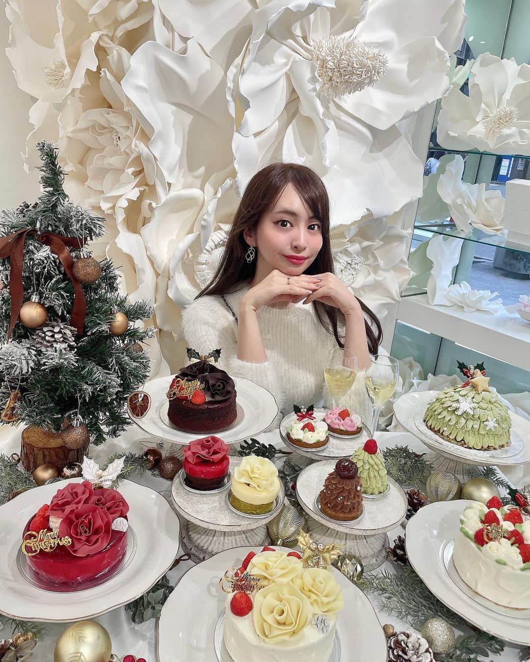 林佑香さんのインスタグラム写真 - (林佑香Instagram)「𓊯⟡.·*.𝑃𝑅 Patisserie HANA Xmas collection @patisserie_hana2023  クリスマスケーキを一足お先に❤️  華やかでかわいすぎるケーキ(,,> <,,) ふだん、ホールでケーキを購入することは 少ないんだけど、クリスマスならいいよね？笑  かわいいし、お値段もお手頃💕 お店の利便性もいいから、とっても便利です😊  ピースケーキは12/1から予約なしで購入できます🙆‍♀️ ホールケーキは事前予約が必要です😊 □予約期間　12/20(水)まで □お渡し日　12/16(土)～12/25(月) ※12/20～25はクリスマスデコレーションのみのお渡し ※銀座店・渋谷店にてお渡しが可能です。 ご予約は店頭でも電話でもOK🙆‍♀️  🎂Xmasブーケドローズ 苺をふんだんにサンドし、お花の絞りと苺をあしらい、 ブーケをイメージしたショートケーキ size▶︎4号、5号、6号、7号  🎂Xmasショートケーキ 苺をふんだんにサンドし、程よい甘さの生クリームを 使用。ホワイトチョコで作ったローズを飾った 華やかなショートケーキ size▶︎4号、5号、6号、7号  🍫Xmasガトーショコラ 苺とチョコレートのローズを飾った シックな濃厚ガトーショコラ size▶︎4号  🌹Xmasルージュムース ベリーのムースの中にピスタチオとホワイトチョコの 2層のムースを閉じ込め、赤いローズのチョコレートを 飾りました size▶︎4号  🌲Xmasツリームース ピスタチオの生地にナッツをあしらい、中には ラズベリー・ホワイトチョコ・ピスタチオの3種の ムースを閉じ込めました。ピスタチオクリームで ツリー型にデコレーションした贅沢なクリスマスケーキ size▶︎5号  ┈┈┈┈┈┈┈ ❁ ❁ ❁┈┈┈┈┈┈┈┈ 渋谷店 10:00 ~ 21:00 渋谷区道玄坂1-12-1 渋谷 東急フードショー 渋谷マークシティ1階 TEL:03-3477-4869  銀座店  平日 12:00~22:30 土日祝日 11:00〜20:00 中央区銀座7-3-13 ニューギンザビル1号館 TEL:03-6263-9339  #PATISSERIEHANA #パティスリーハナ #銀座グルメ #銀座スイーツ #東京スイーツ #クリスマスケーキ #Christmascake #Xmascake #クリスマス #christmas」11月11日 19時31分 - yuuka.2828