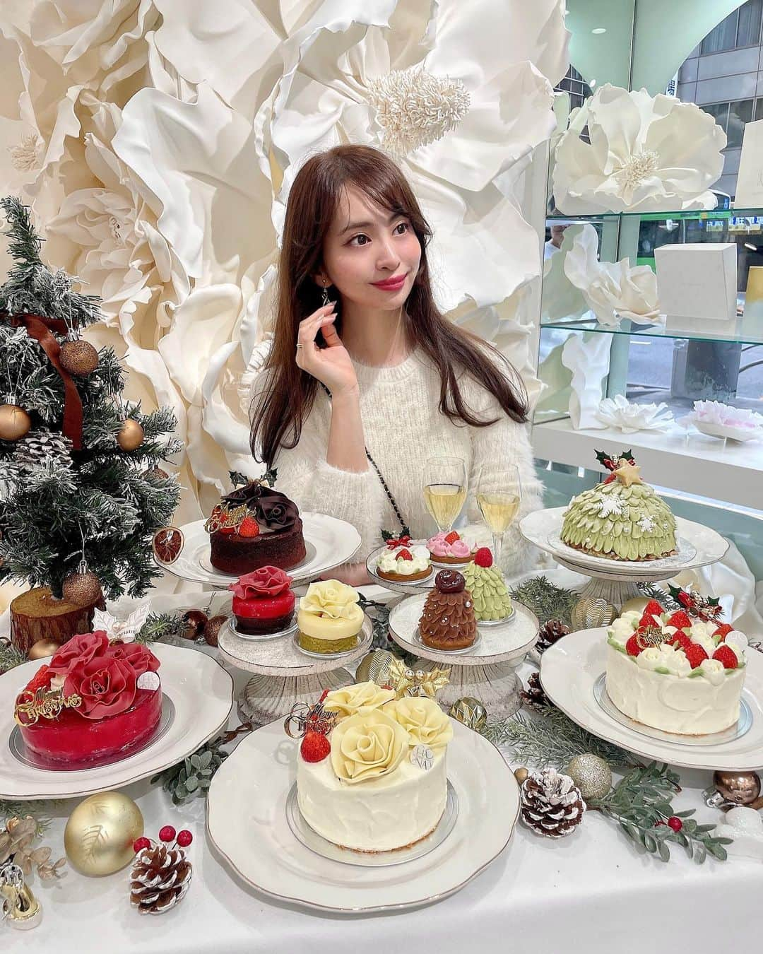 林佑香さんのインスタグラム写真 - (林佑香Instagram)「𓊯⟡.·*.𝑃𝑅 Patisserie HANA Xmas collection @patisserie_hana2023  クリスマスケーキを一足お先に❤️  華やかでかわいすぎるケーキ(,,> <,,) ふだん、ホールでケーキを購入することは 少ないんだけど、クリスマスならいいよね？笑  かわいいし、お値段もお手頃💕 お店の利便性もいいから、とっても便利です😊  ピースケーキは12/1から予約なしで購入できます🙆‍♀️ ホールケーキは事前予約が必要です😊 □予約期間　12/20(水)まで □お渡し日　12/16(土)～12/25(月) ※12/20～25はクリスマスデコレーションのみのお渡し ※銀座店・渋谷店にてお渡しが可能です。 ご予約は店頭でも電話でもOK🙆‍♀️  🎂Xmasブーケドローズ 苺をふんだんにサンドし、お花の絞りと苺をあしらい、 ブーケをイメージしたショートケーキ size▶︎4号、5号、6号、7号  🎂Xmasショートケーキ 苺をふんだんにサンドし、程よい甘さの生クリームを 使用。ホワイトチョコで作ったローズを飾った 華やかなショートケーキ size▶︎4号、5号、6号、7号  🍫Xmasガトーショコラ 苺とチョコレートのローズを飾った シックな濃厚ガトーショコラ size▶︎4号  🌹Xmasルージュムース ベリーのムースの中にピスタチオとホワイトチョコの 2層のムースを閉じ込め、赤いローズのチョコレートを 飾りました size▶︎4号  🌲Xmasツリームース ピスタチオの生地にナッツをあしらい、中には ラズベリー・ホワイトチョコ・ピスタチオの3種の ムースを閉じ込めました。ピスタチオクリームで ツリー型にデコレーションした贅沢なクリスマスケーキ size▶︎5号  ┈┈┈┈┈┈┈ ❁ ❁ ❁┈┈┈┈┈┈┈┈ 渋谷店 10:00 ~ 21:00 渋谷区道玄坂1-12-1 渋谷 東急フードショー 渋谷マークシティ1階 TEL:03-3477-4869  銀座店  平日 12:00~22:30 土日祝日 11:00〜20:00 中央区銀座7-3-13 ニューギンザビル1号館 TEL:03-6263-9339  #PATISSERIEHANA #パティスリーハナ #銀座グルメ #銀座スイーツ #東京スイーツ #クリスマスケーキ #Christmascake #Xmascake #クリスマス #christmas」11月11日 19時31分 - yuuka.2828